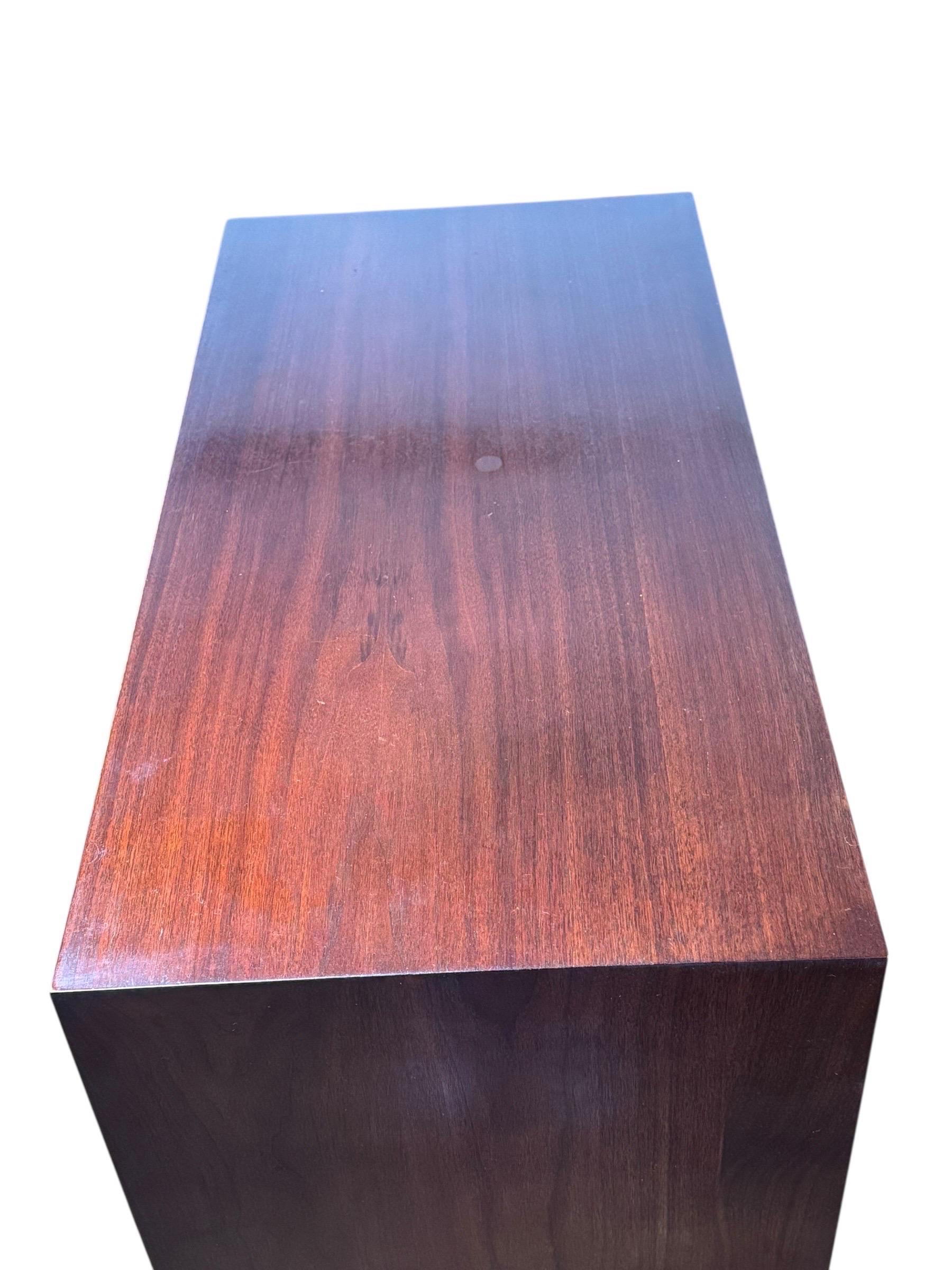 Comò a 5 cassetti in noce del Mid Century Furniture realizzato da Johnson Furniture in vendita 3
