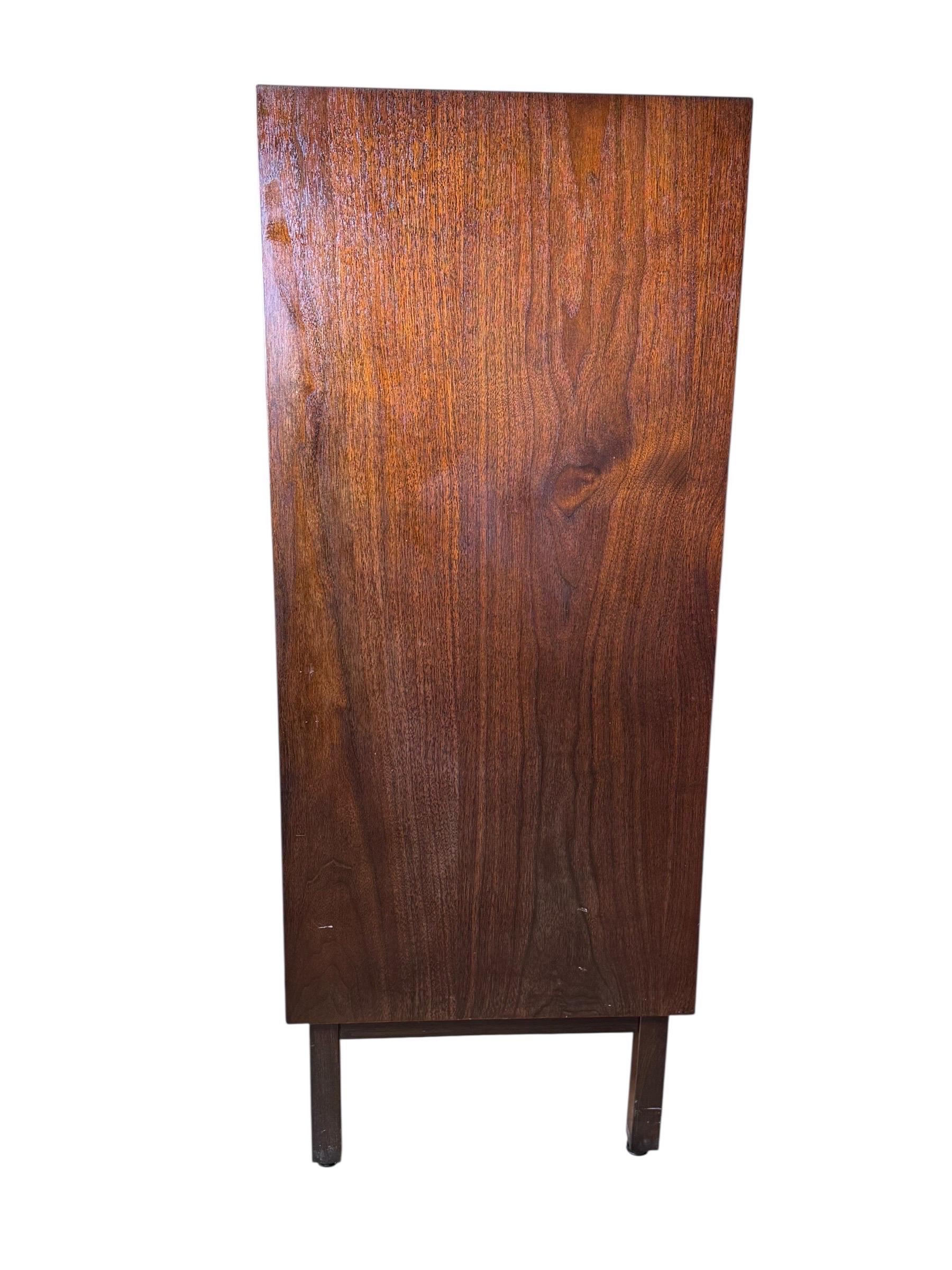 Mid-Century moderno Comò a 5 cassetti in noce del Mid Century Furniture realizzato da Johnson Furniture in vendita
