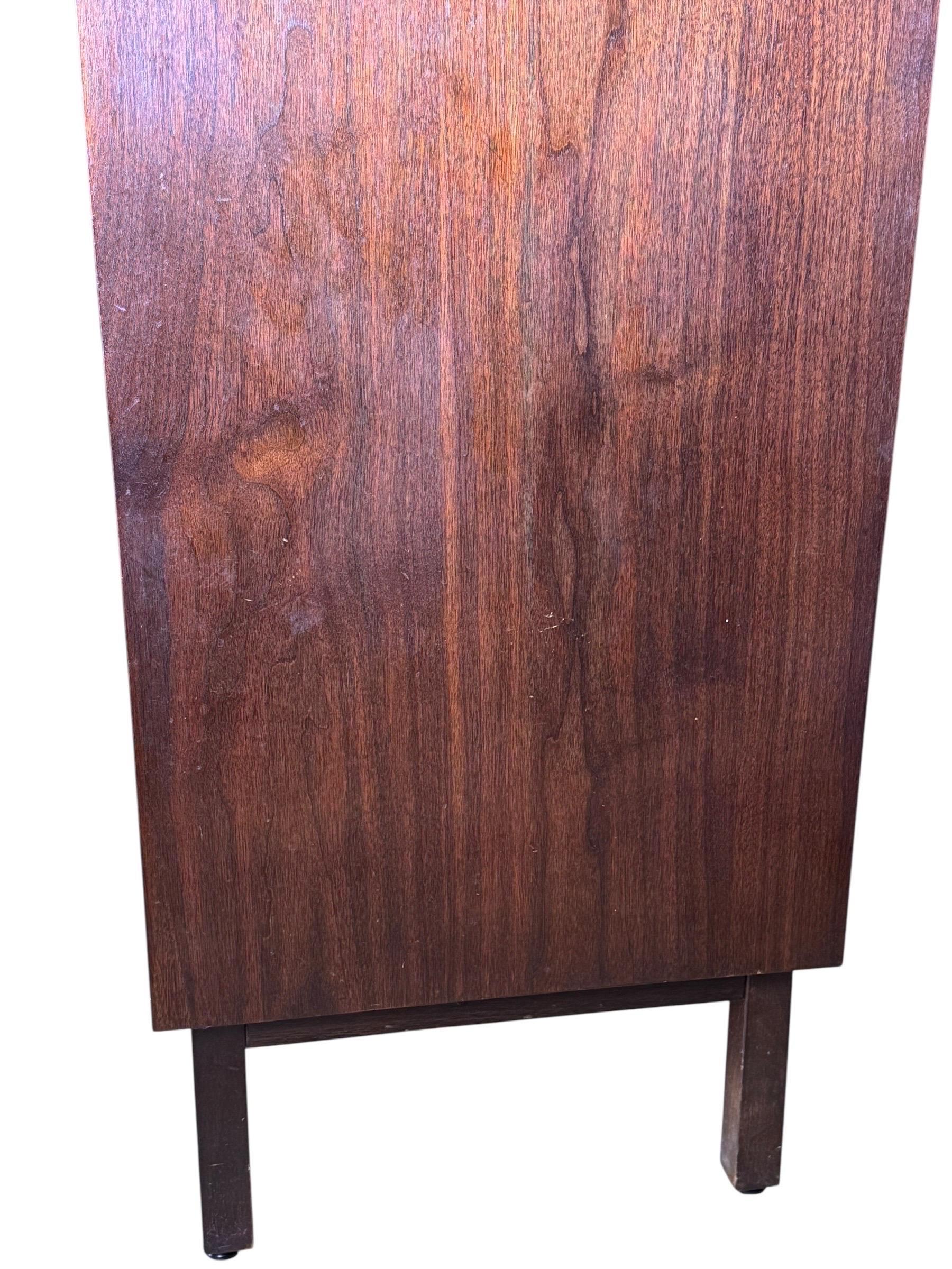 Americano Comò a 5 cassetti in noce del Mid Century Furniture realizzato da Johnson Furniture in vendita