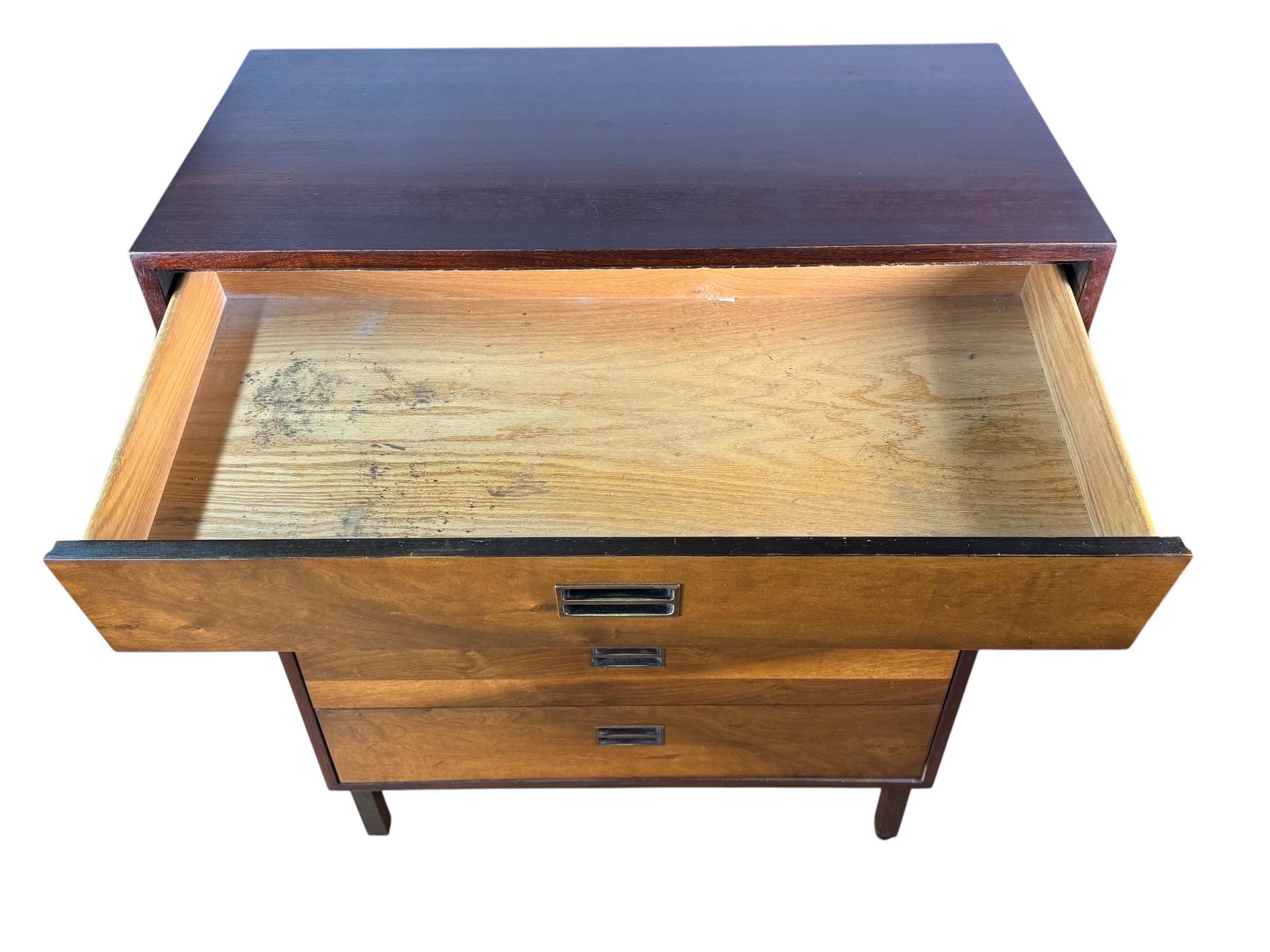 Impiallacciato Comò a 5 cassetti in noce del Mid Century Furniture realizzato da Johnson Furniture in vendita