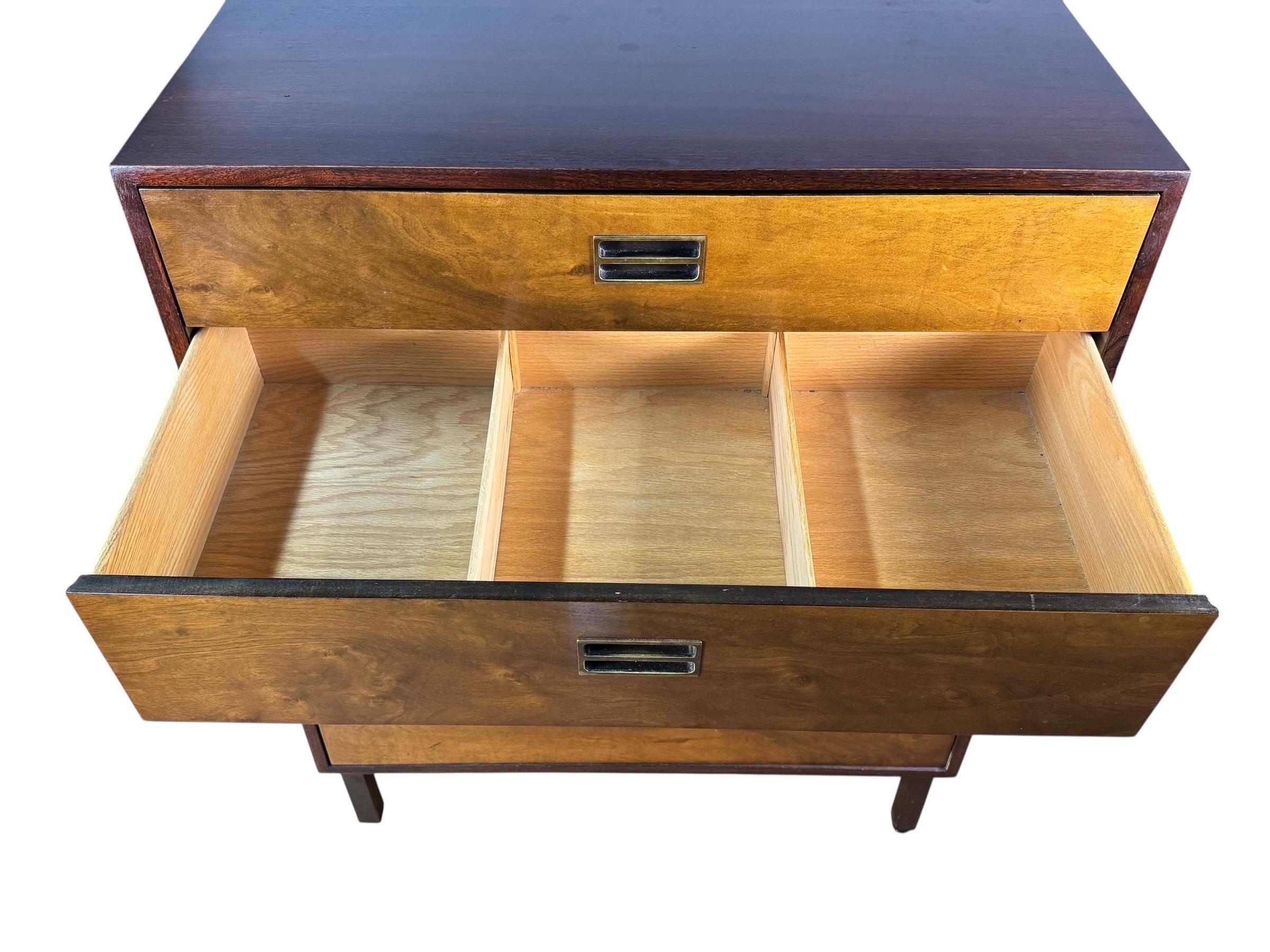 Comò a 5 cassetti in noce del Mid Century Furniture realizzato da Johnson Furniture In condizioni buone in vendita a Esperance, NY