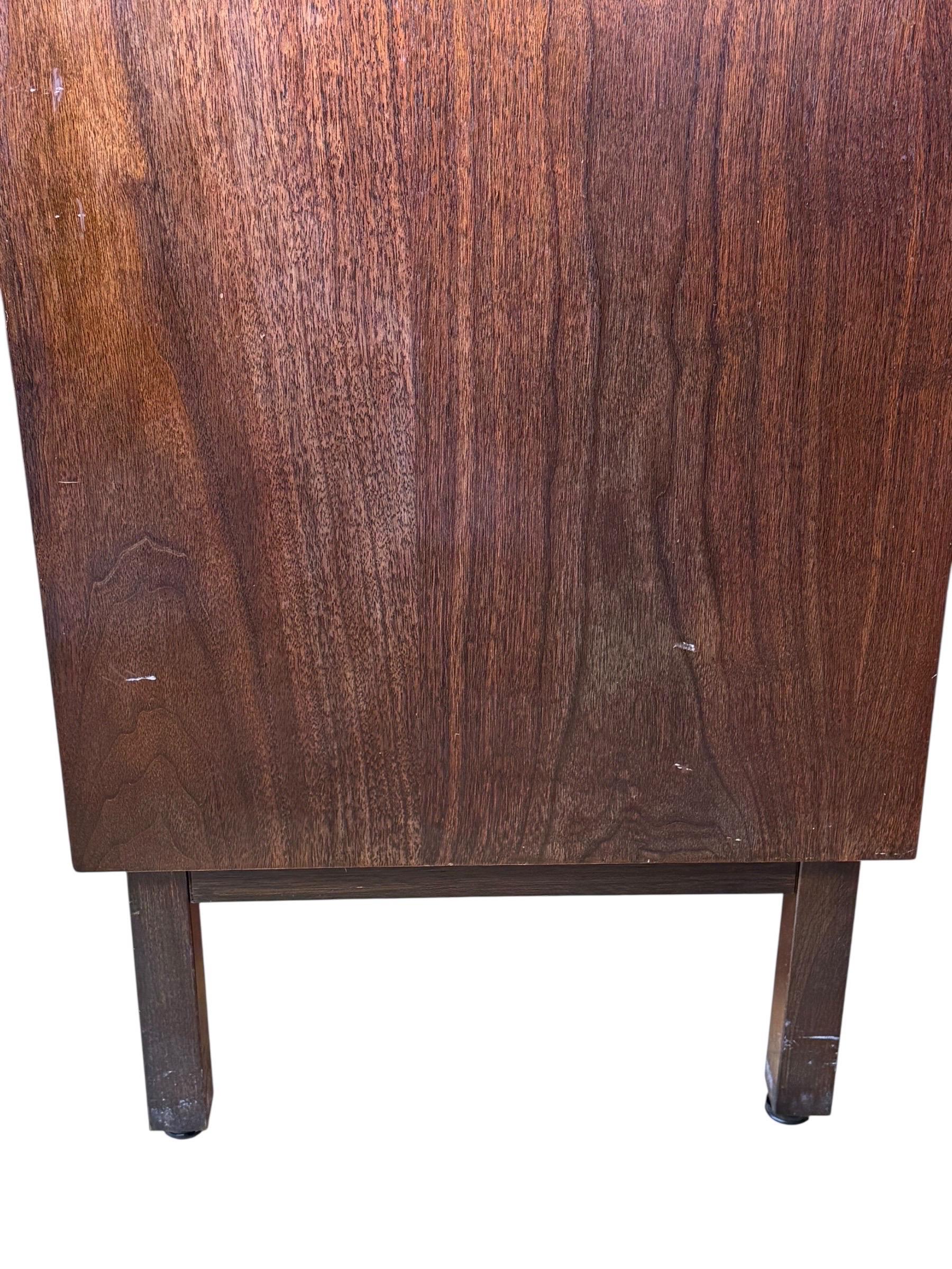 Metà XX secolo Comò a 5 cassetti in noce del Mid Century Furniture realizzato da Johnson Furniture in vendita