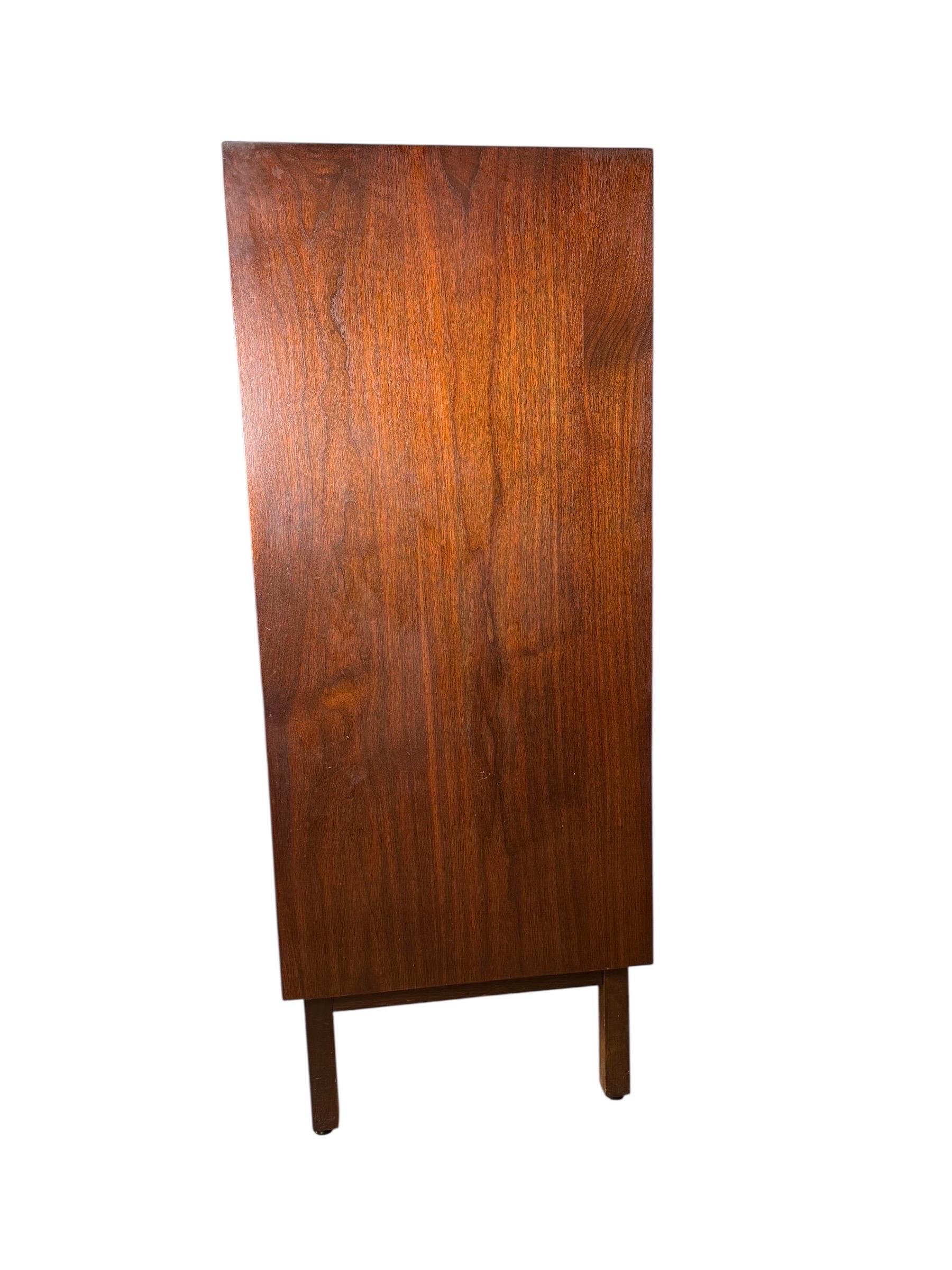 Noce Comò a 5 cassetti in noce del Mid Century Furniture realizzato da Johnson Furniture in vendita