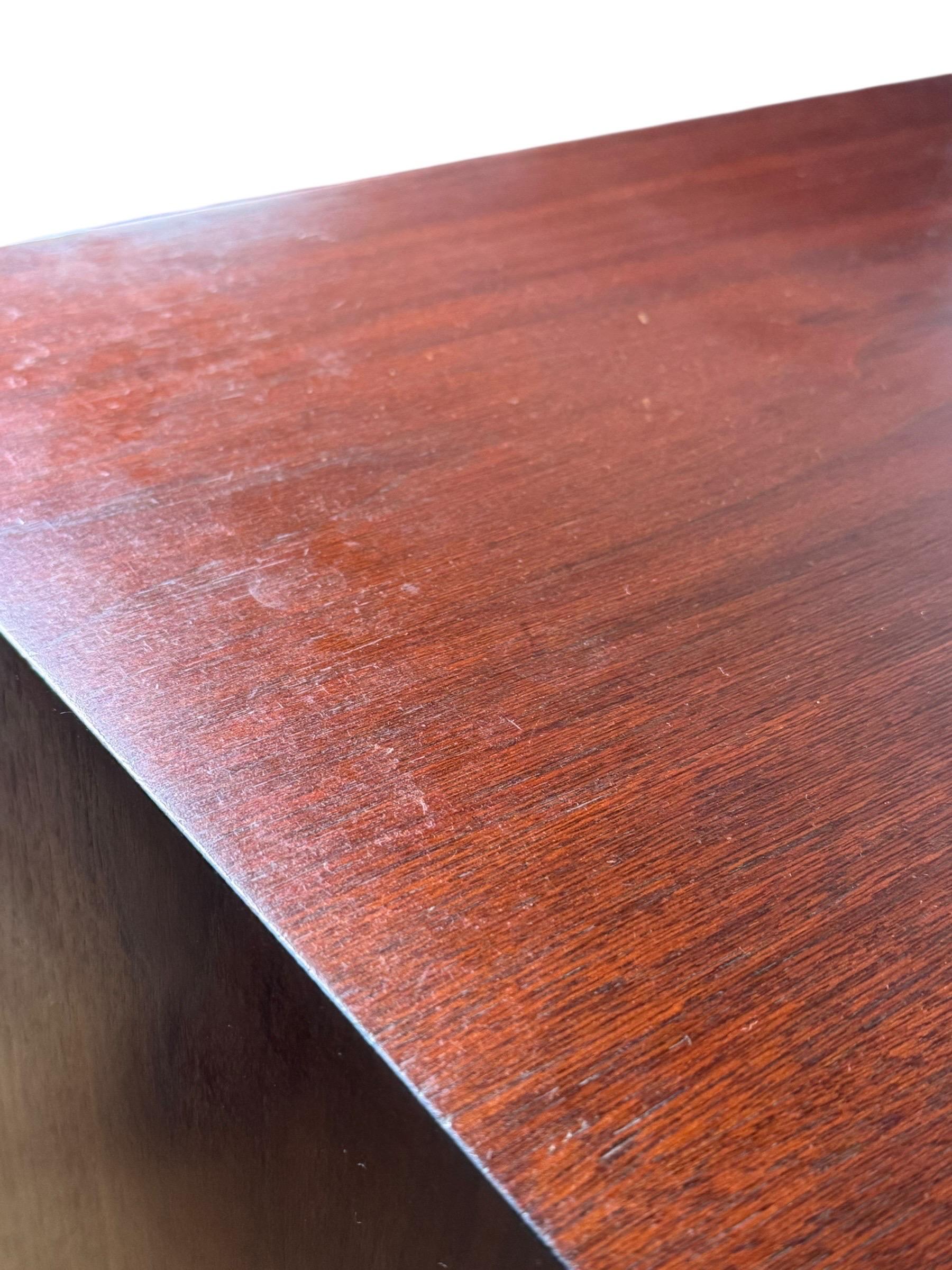 Comò a 5 cassetti in noce del Mid Century Furniture realizzato da Johnson Furniture in vendita 1