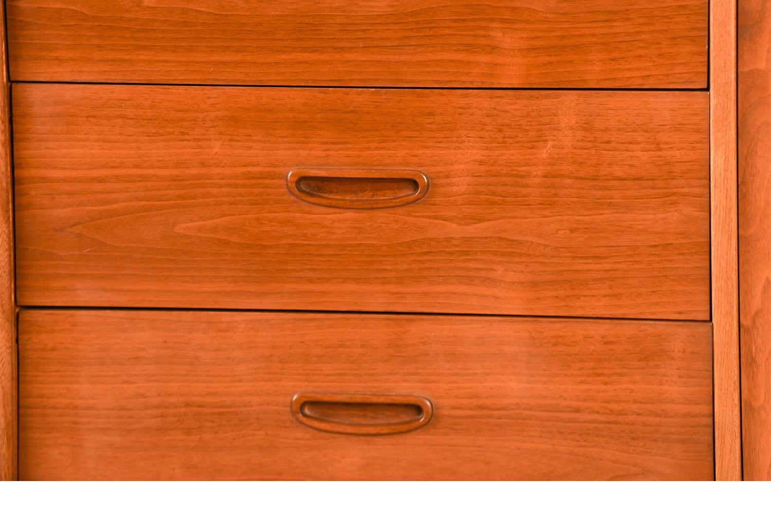 Stratifié Mid-Century Walnut 9 Drawer Credenza Dresser Laminate Top en vente