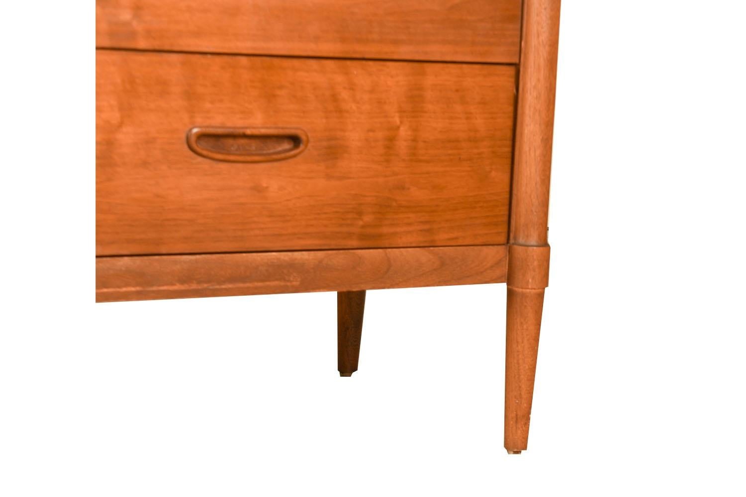 Mid-Century Walnut 9 Drawer Credenza Dresser Laminate Top en vente 1