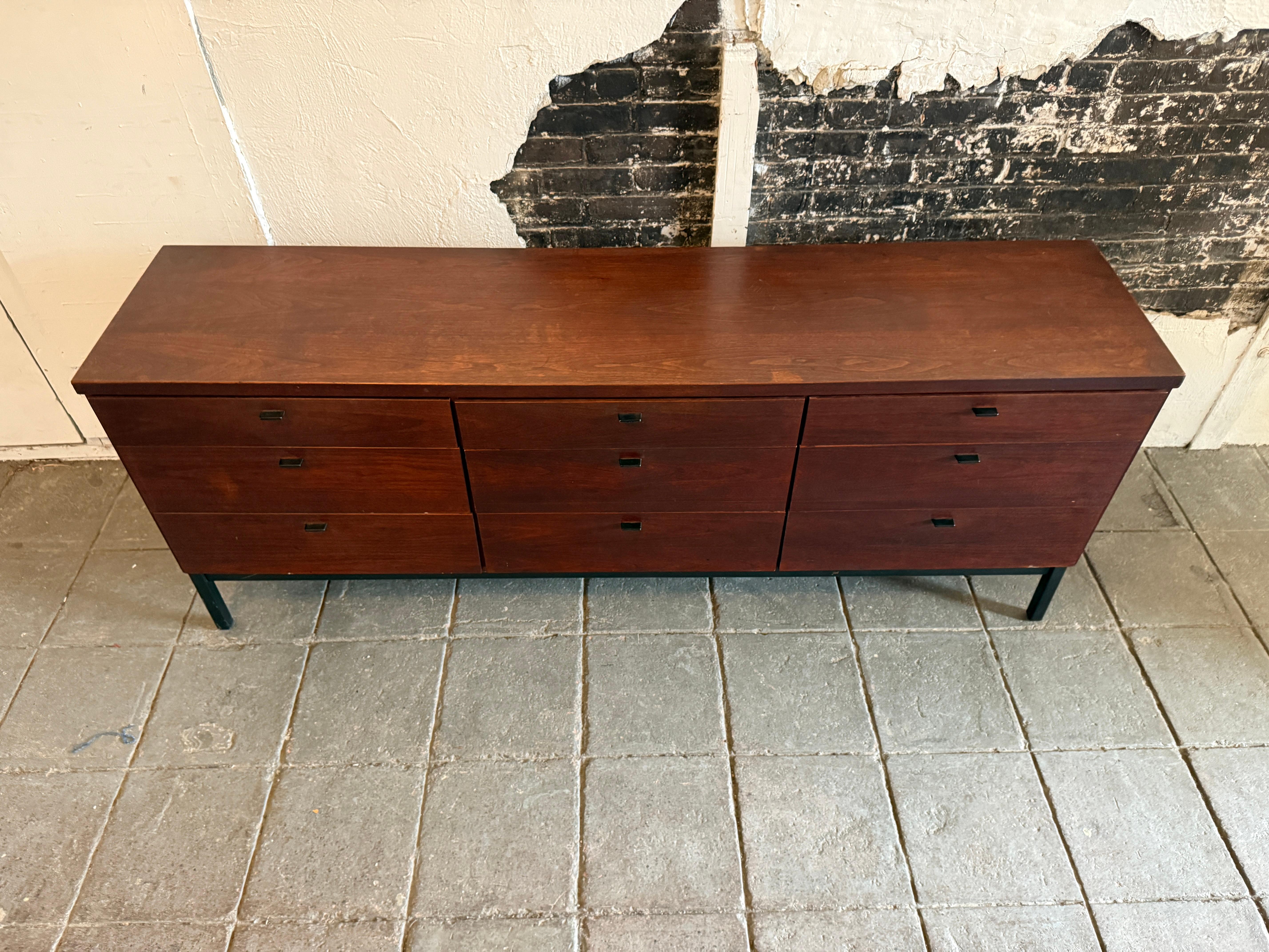 Mid century walnut 9 drawer dresser by Jack Cartwright for Founders In Good Condition In BROOKLYN, NY