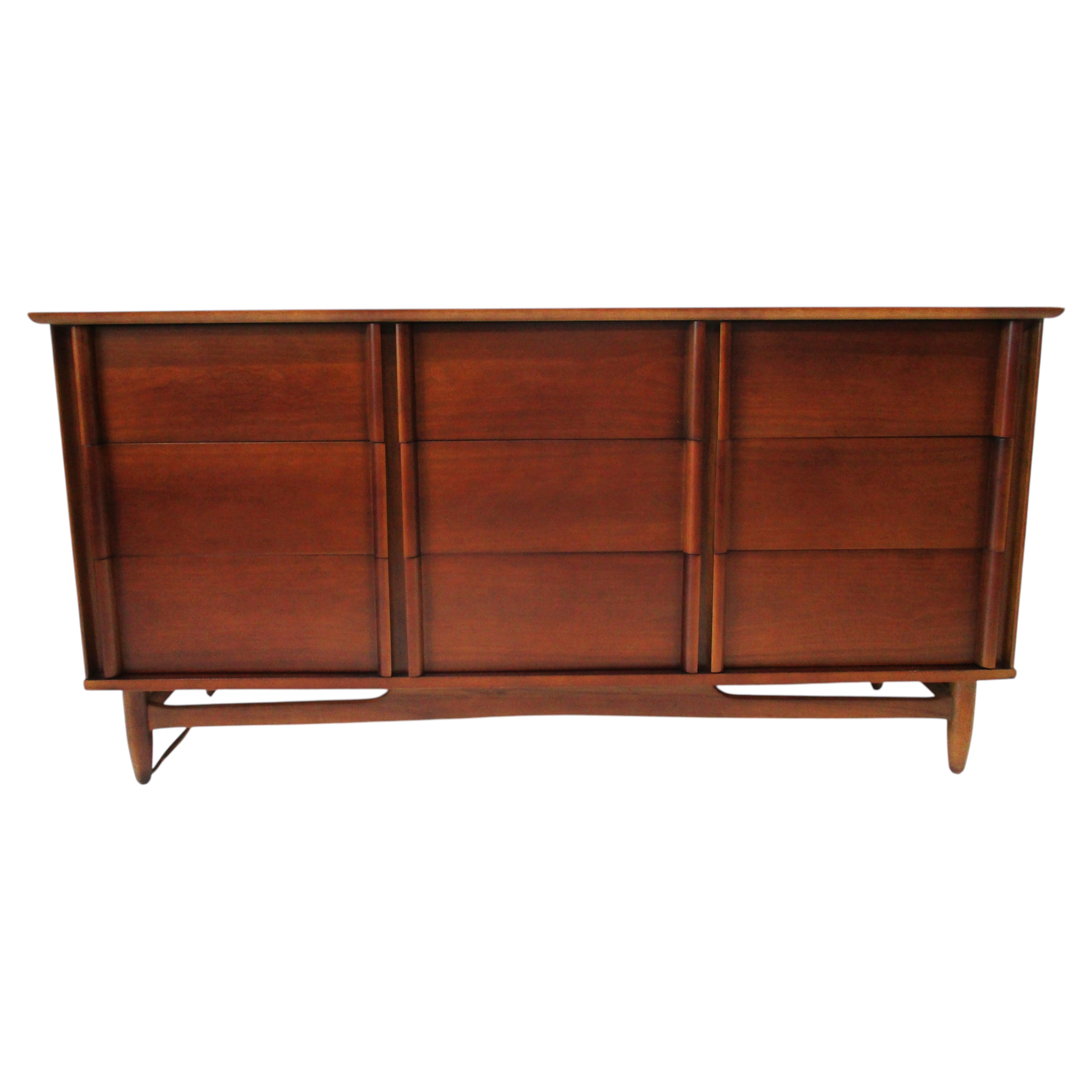 Cómoda de 9 cajones de nogal de estilo «Mid Century» de Dixie Furniture