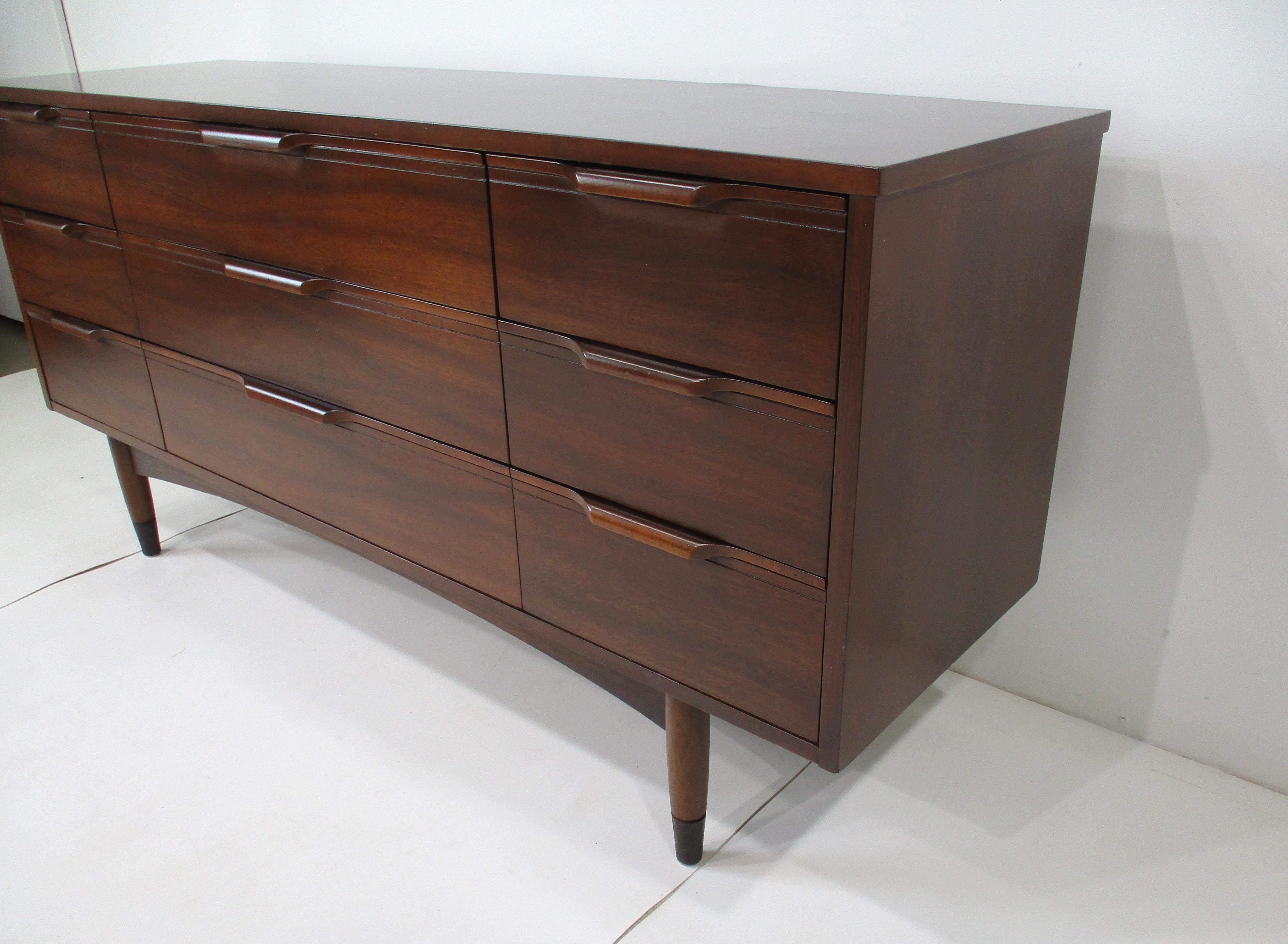 Mid-Century moderno Comò a 9 cassetti in noce di metà secolo nello stile di American of Martinsville in vendita