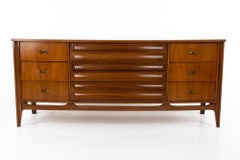 Dixie Furniture Buffet bas 9 tiroirs en noyer du milieu du siècle dernier
