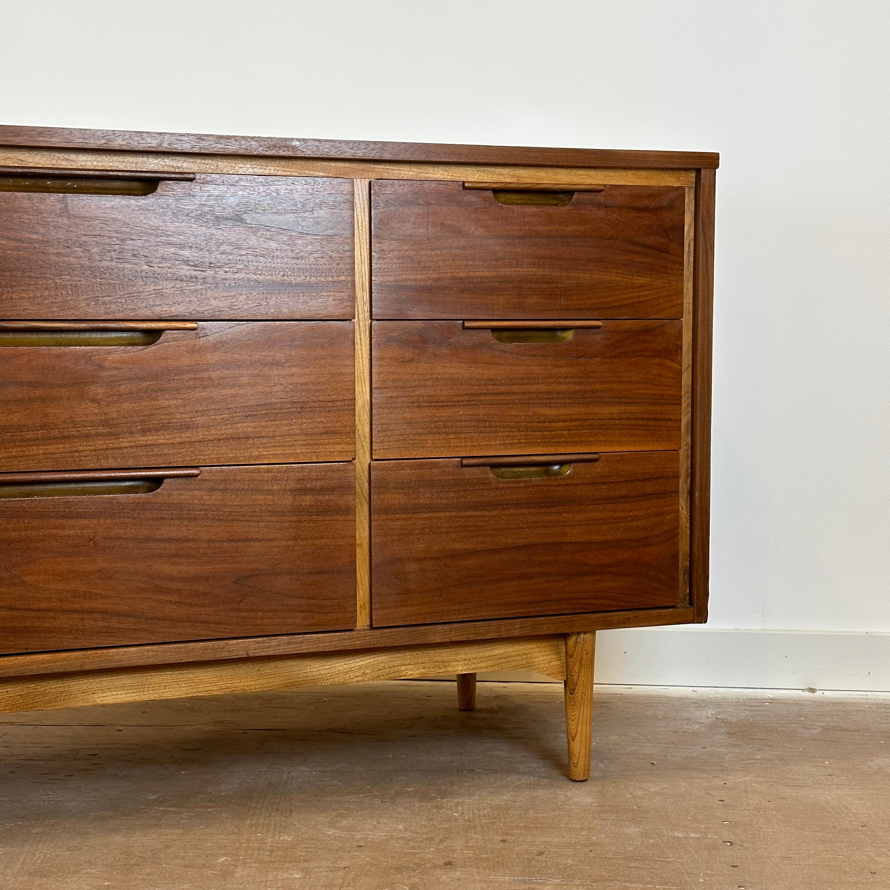 Mid-Century Modern Mid Century Walnut 9-Drawer Dresser For Sale