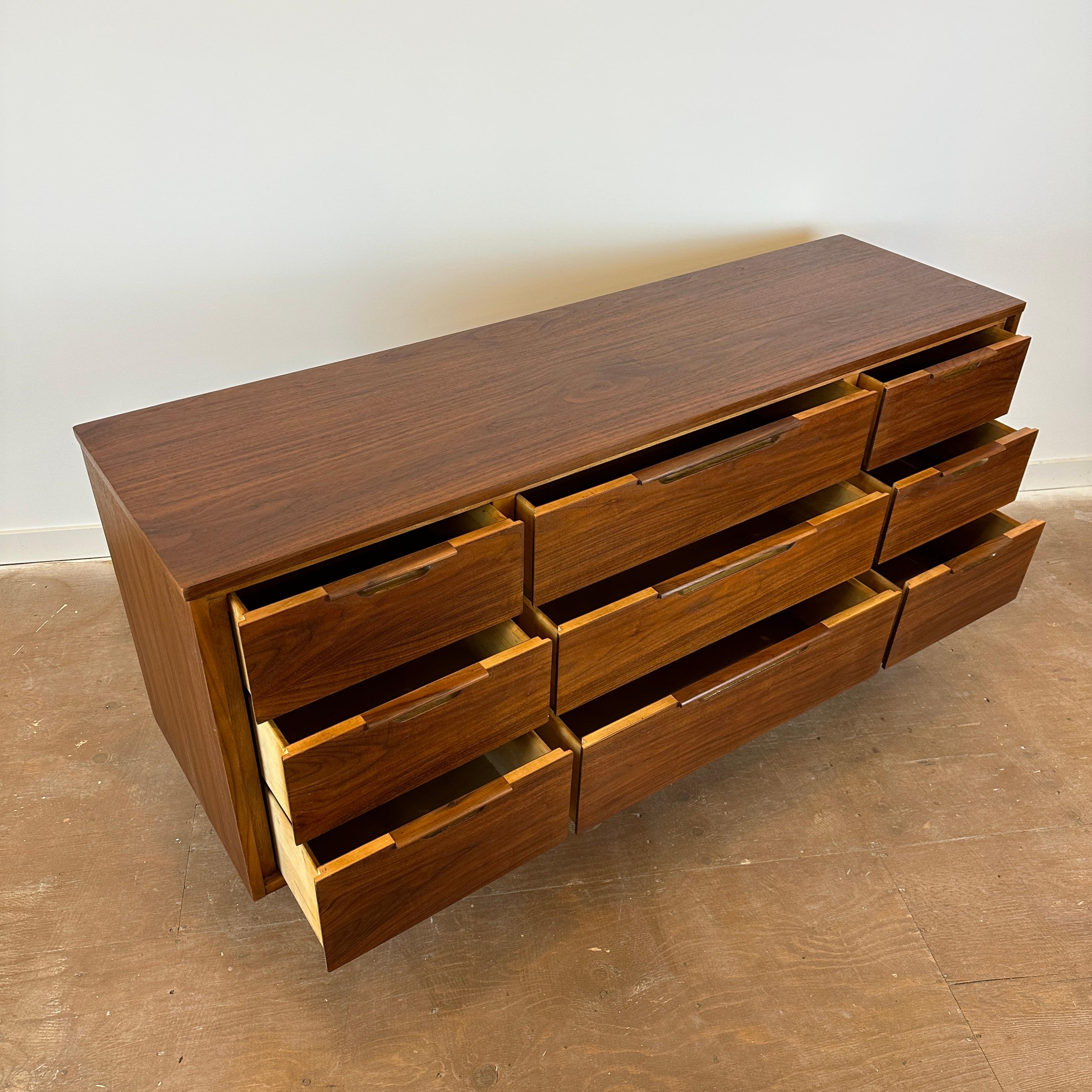 Mid Century Walnut 9-Drawer Dresser In Good Condition In Puslinch, ON
