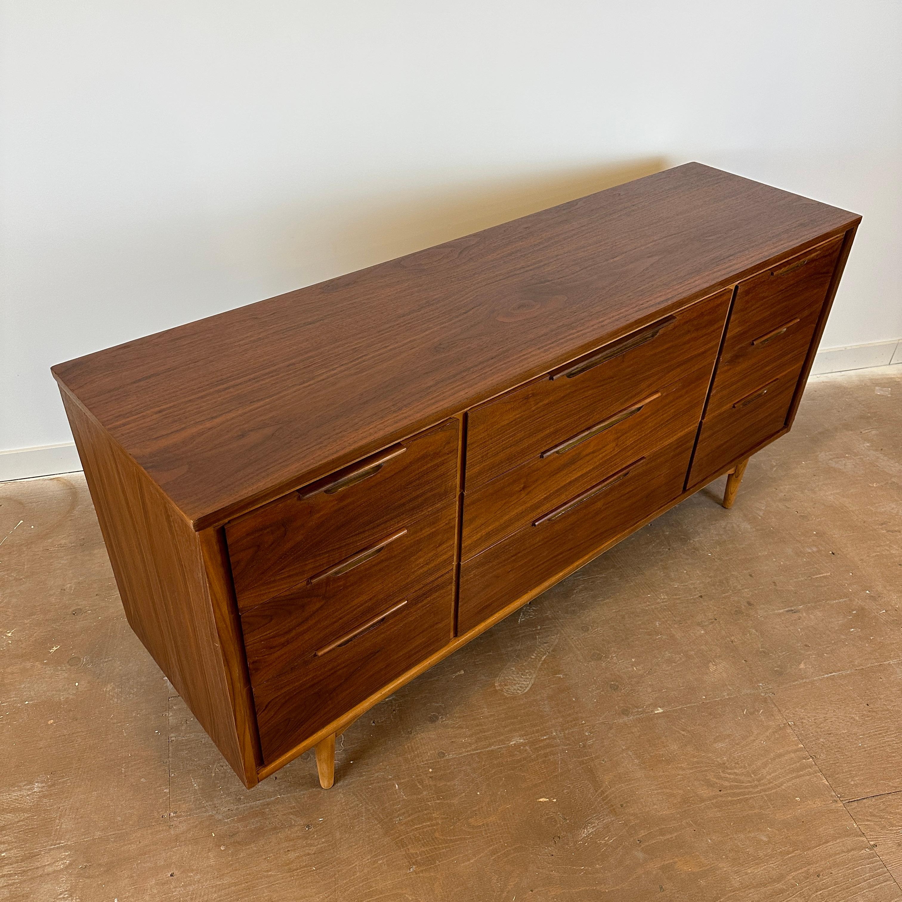 Mid Century Walnut 9-Drawer Dresser For Sale 1