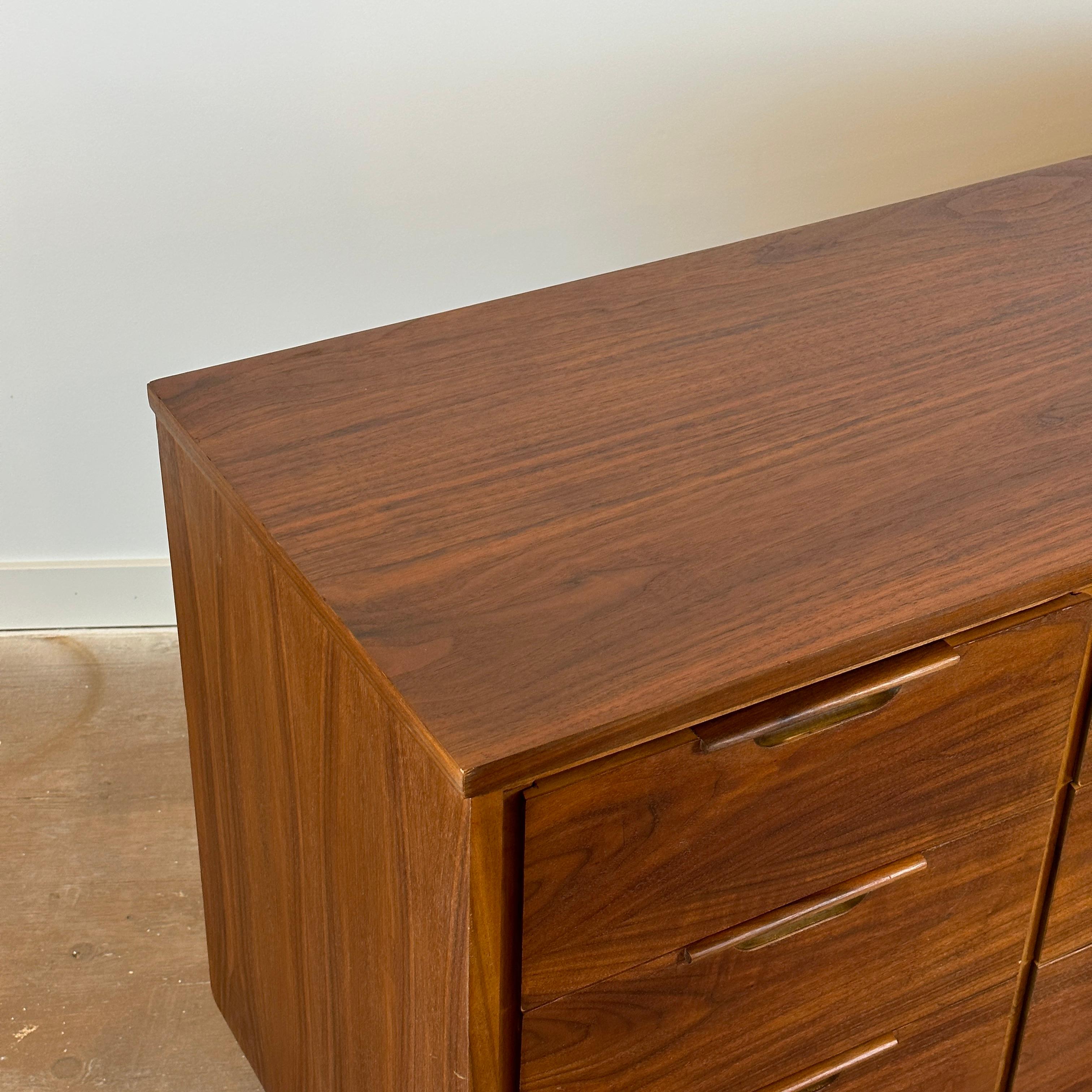 Mid Century Walnut 9-Drawer Dresser For Sale 2