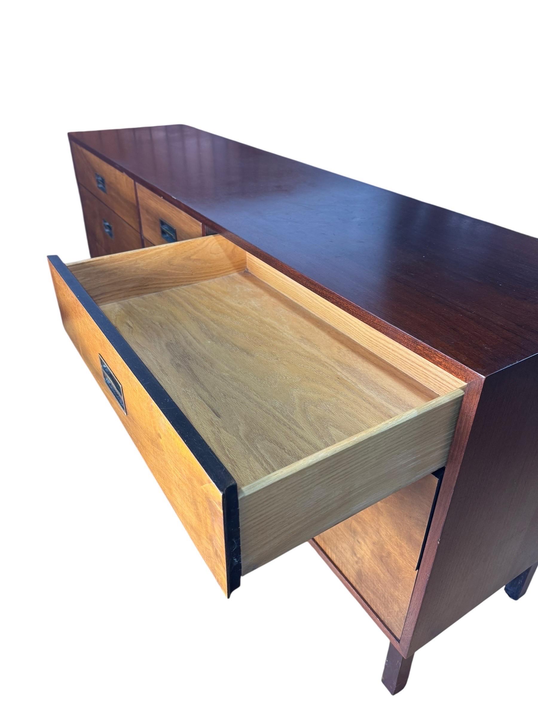 Mid-Century moderno Comò a 9 cassetti in noce del Mid Century Furniture realizzato da Johnson Furniture in vendita