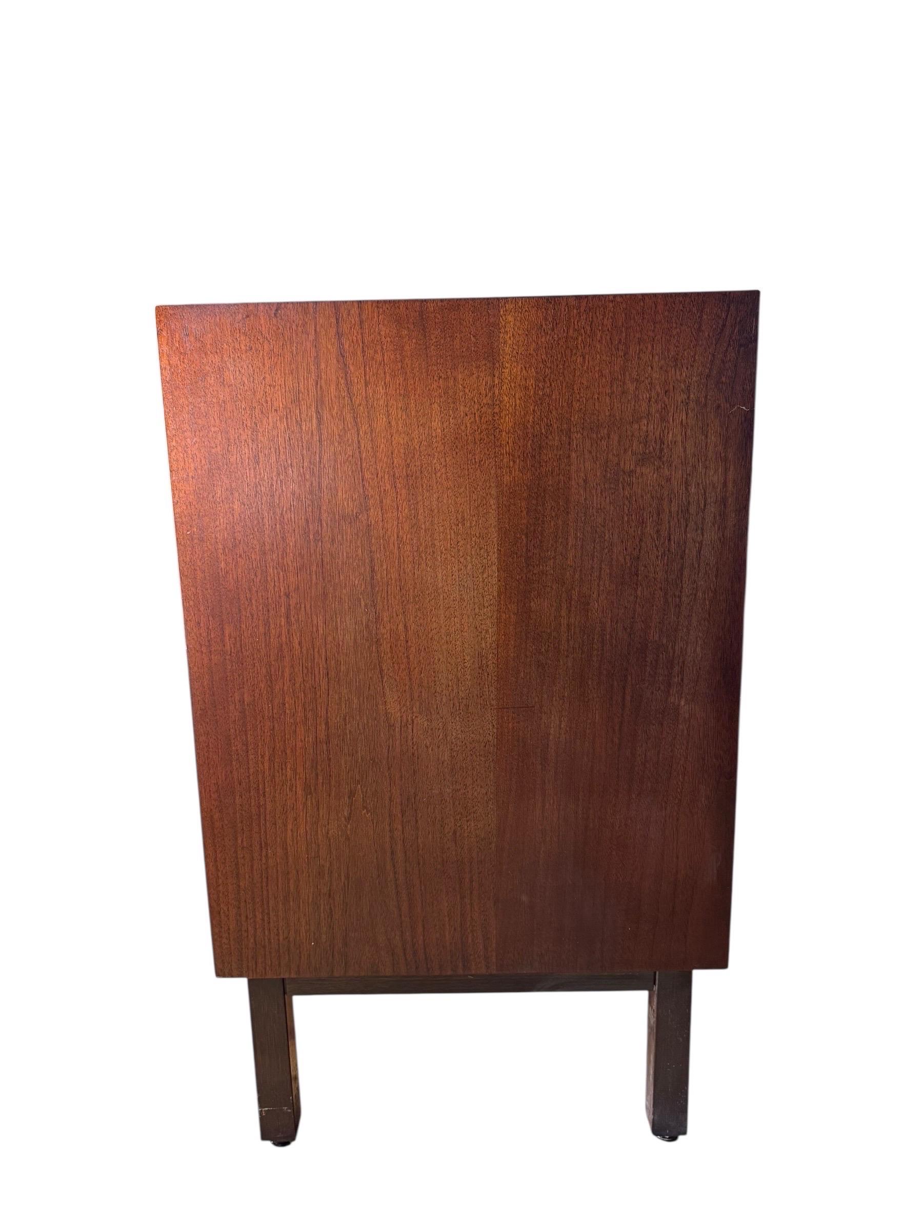 Americano Comò a 9 cassetti in noce del Mid Century Furniture realizzato da Johnson Furniture in vendita
