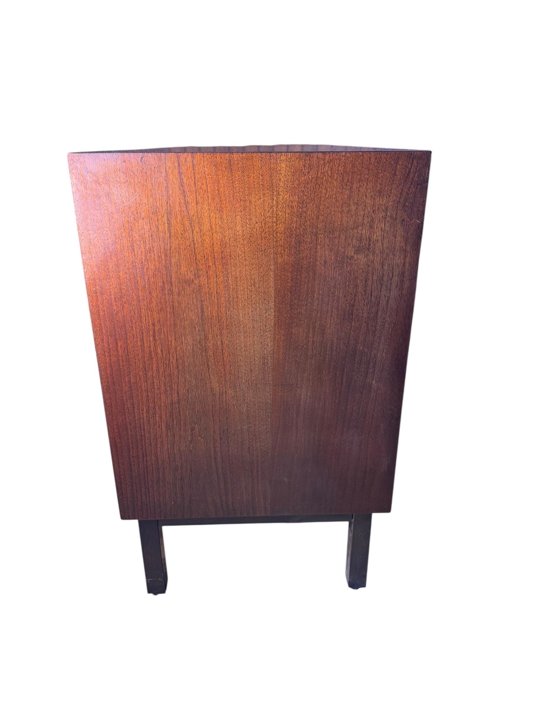 Impiallacciato Comò a 9 cassetti in noce del Mid Century Furniture realizzato da Johnson Furniture in vendita