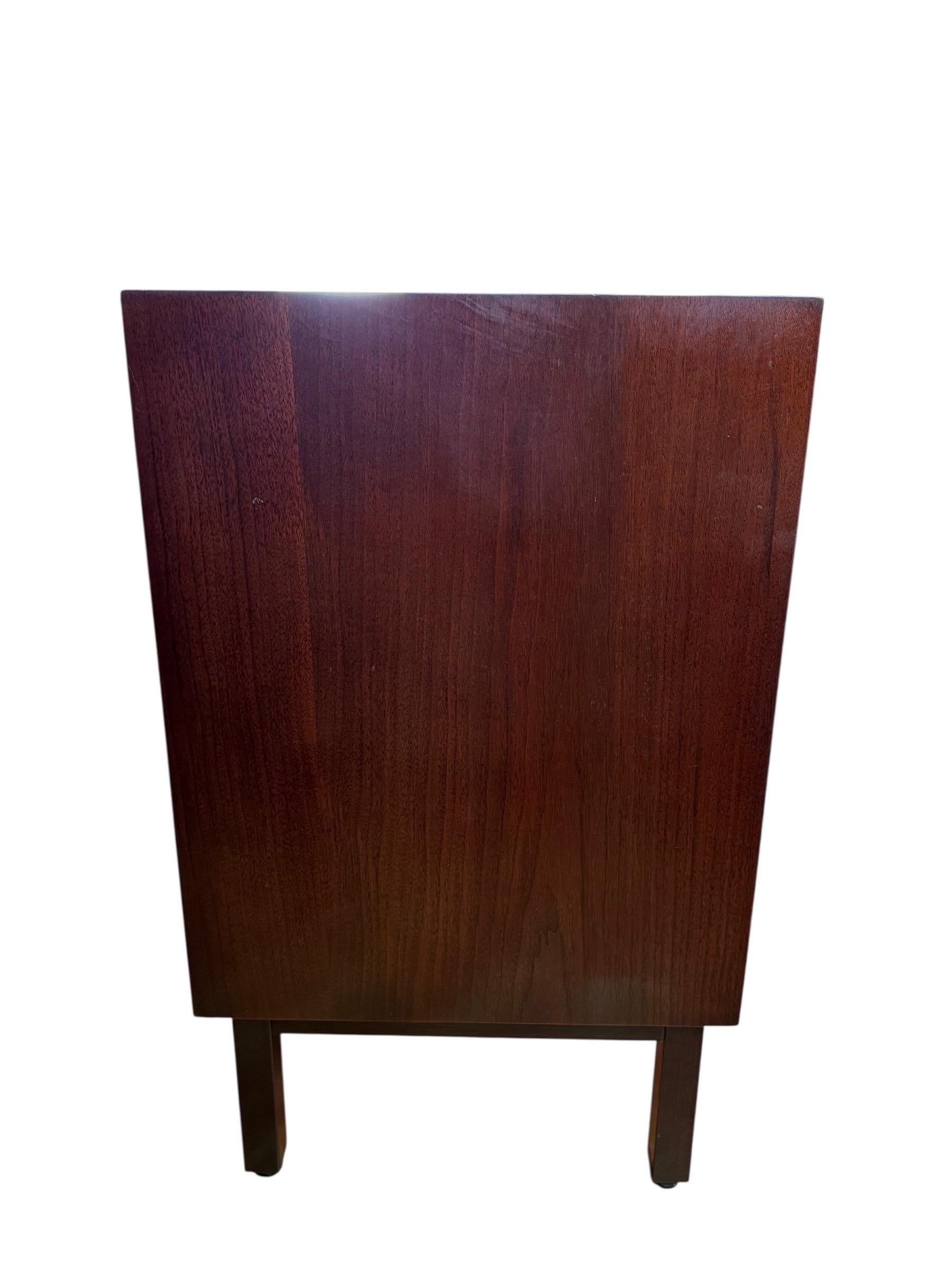 Comò a 9 cassetti in noce del Mid Century Furniture realizzato da Johnson Furniture In condizioni buone in vendita a Esperance, NY