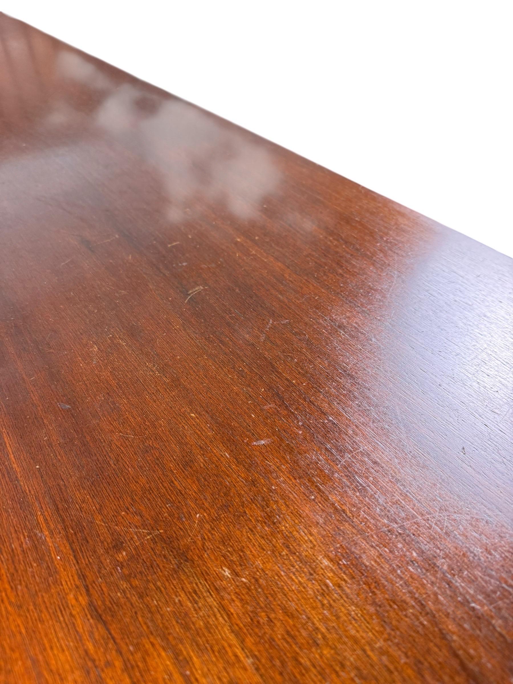 Metà XX secolo Comò a 9 cassetti in noce del Mid Century Furniture realizzato da Johnson Furniture in vendita
