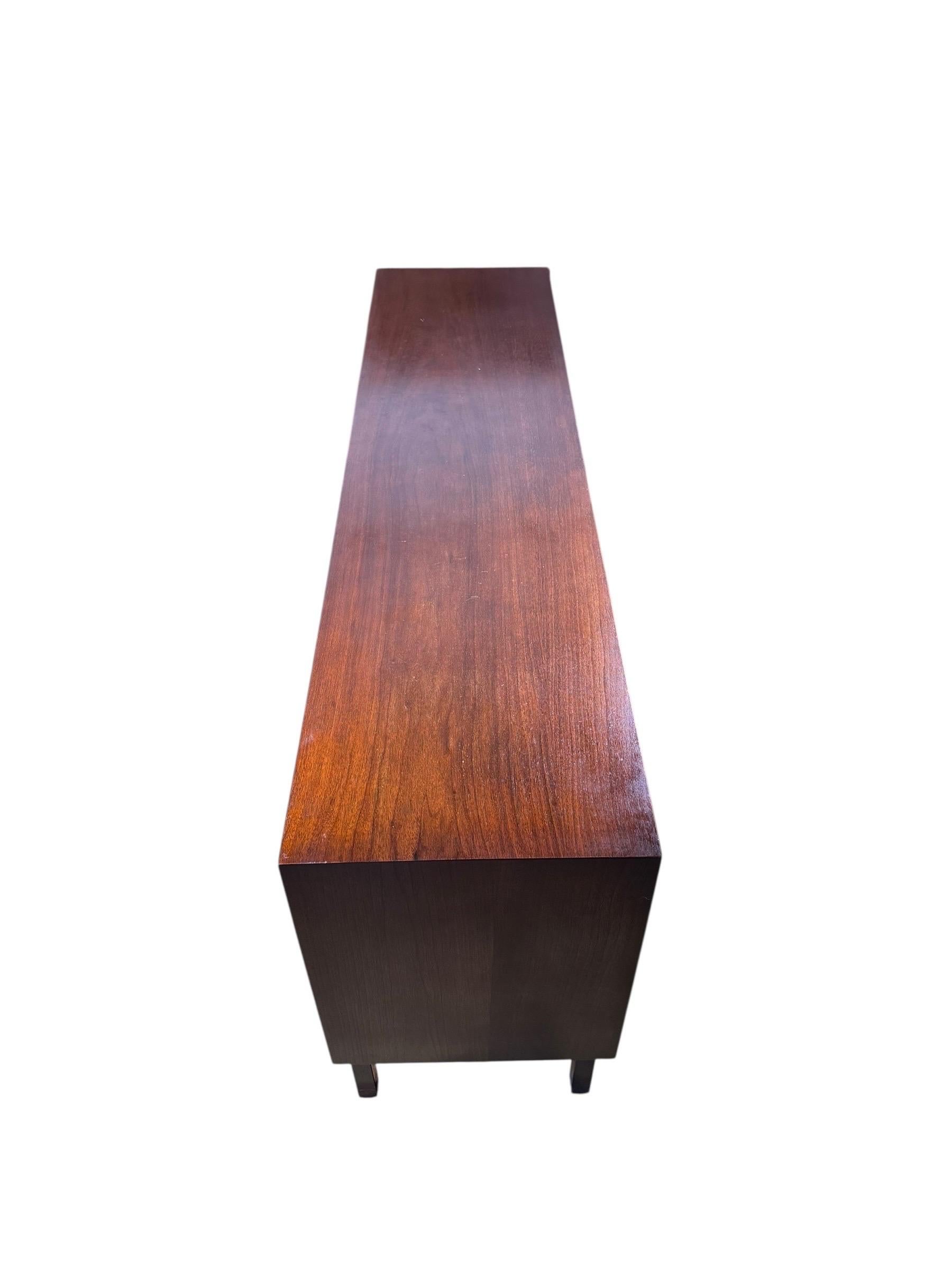 Noce Comò a 9 cassetti in noce del Mid Century Furniture realizzato da Johnson Furniture in vendita