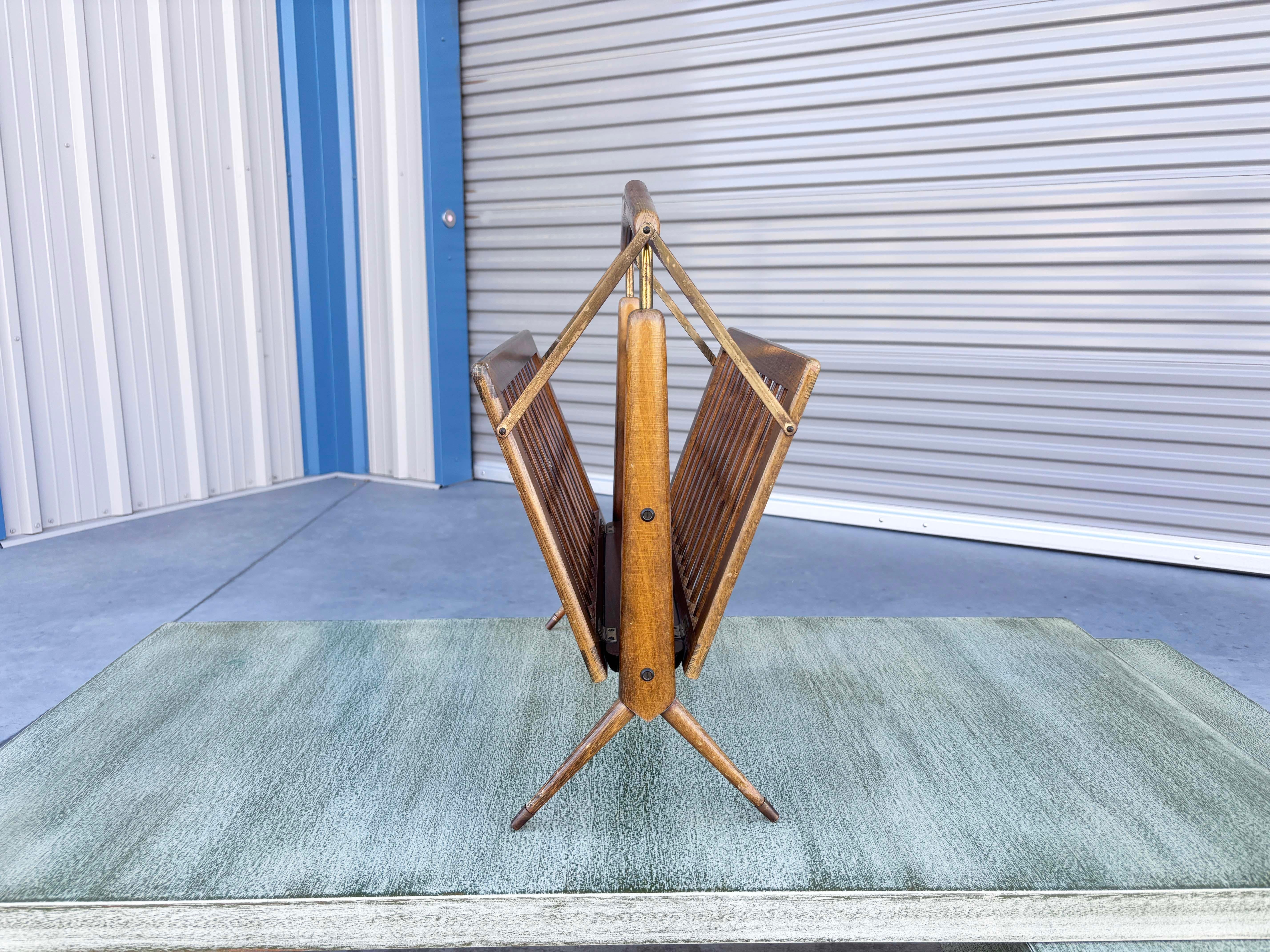 Porte-revues pliant en noyer et laiton du milieu du siècle par Cesare Lacca en vente 3