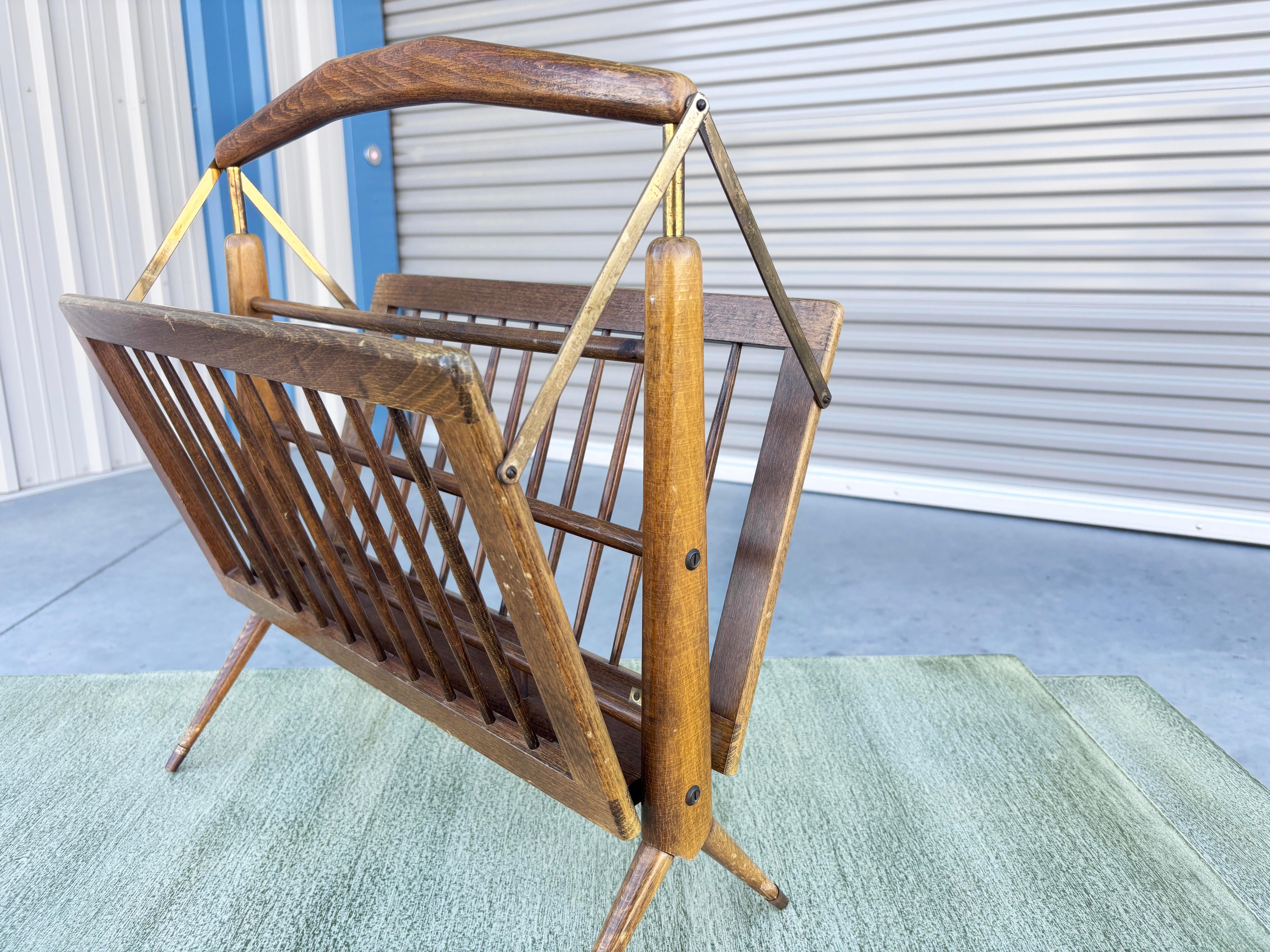 Mid-Century Modern Porte-revues pliant en noyer et laiton du milieu du siècle par Cesare Lacca en vente