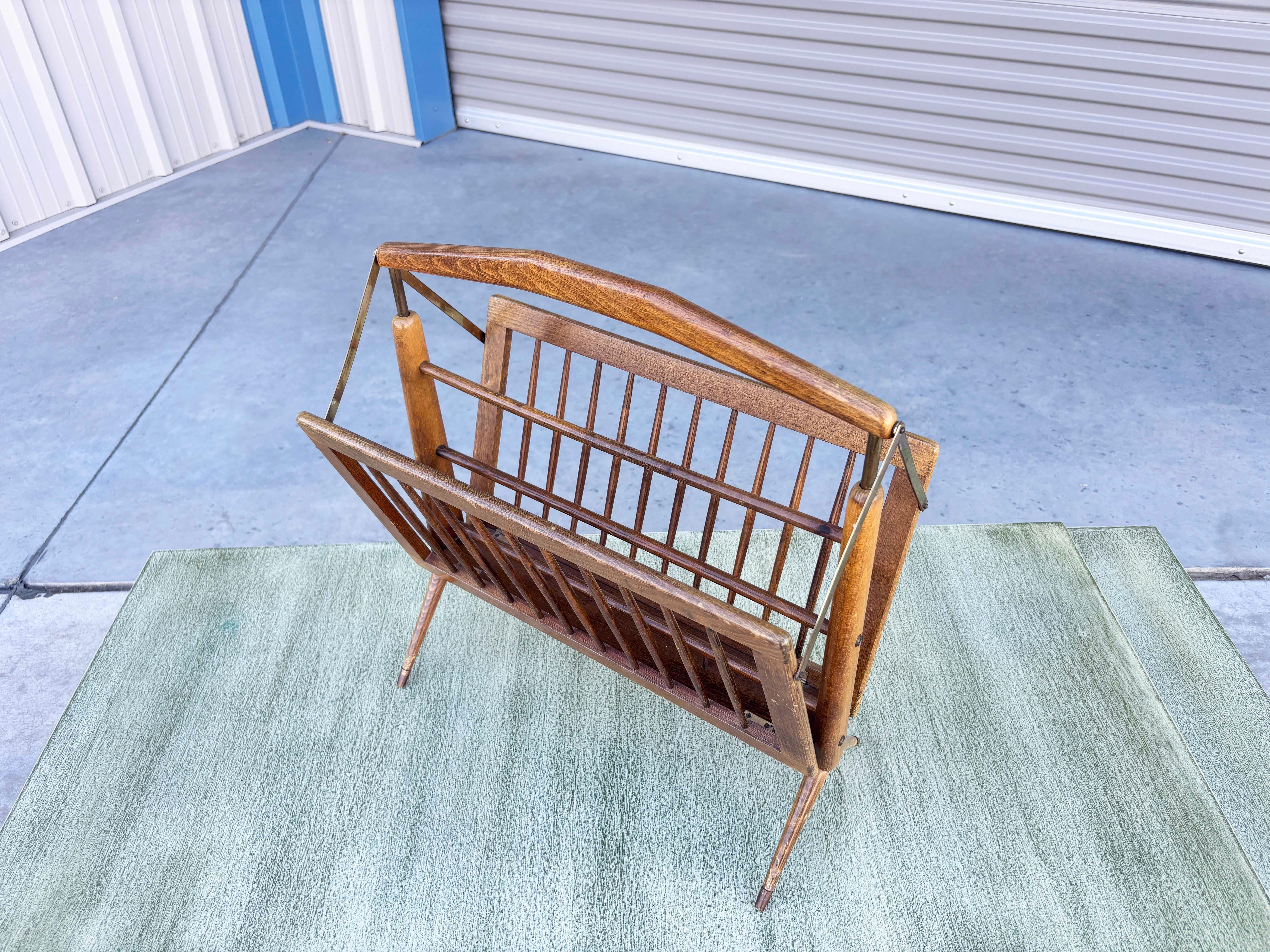 italien Porte-revues pliant en noyer et laiton du milieu du siècle par Cesare Lacca en vente