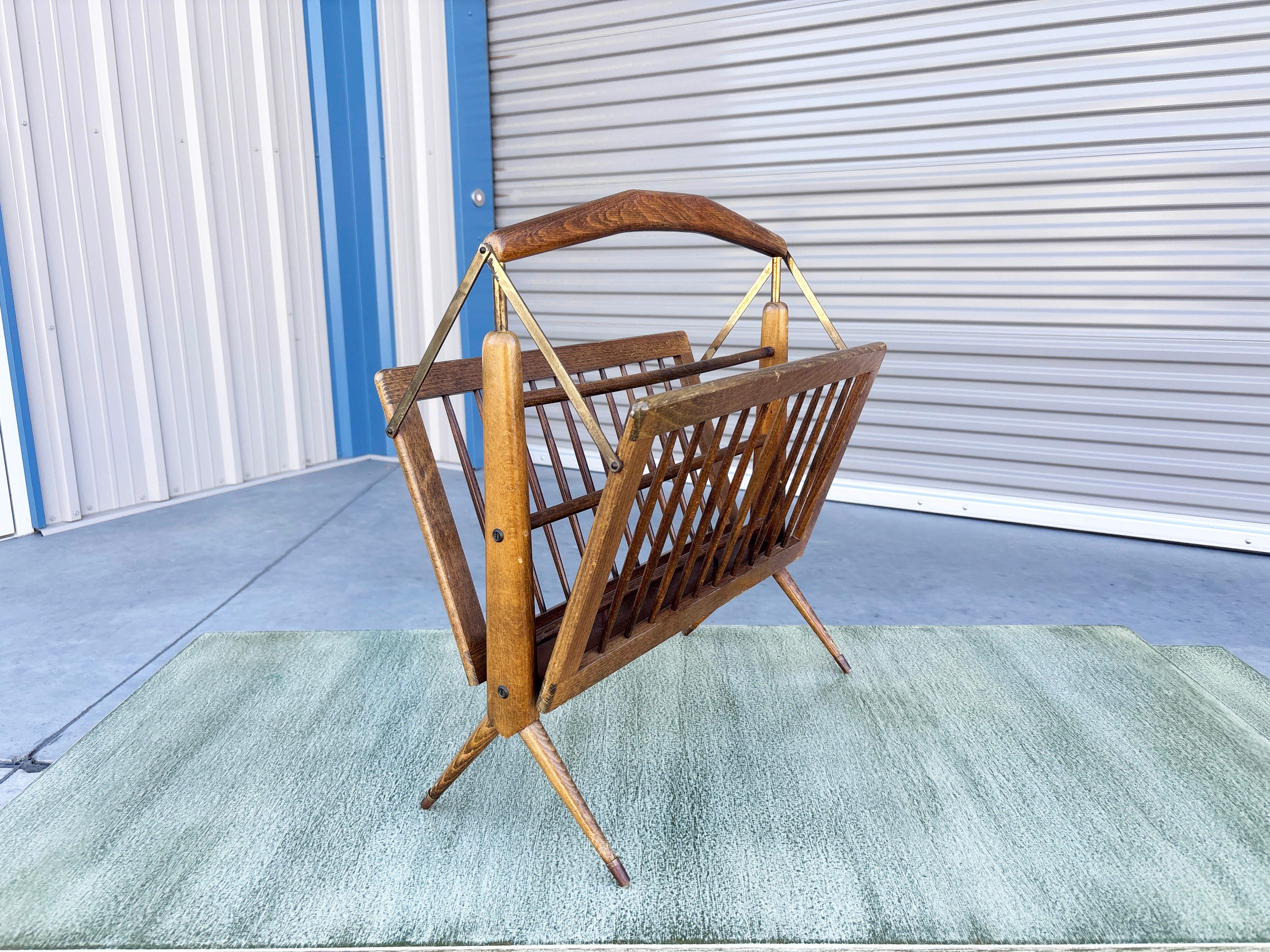 Porte-revues pliant en noyer et laiton du milieu du siècle par Cesare Lacca Bon état - En vente à North Hollywood, CA