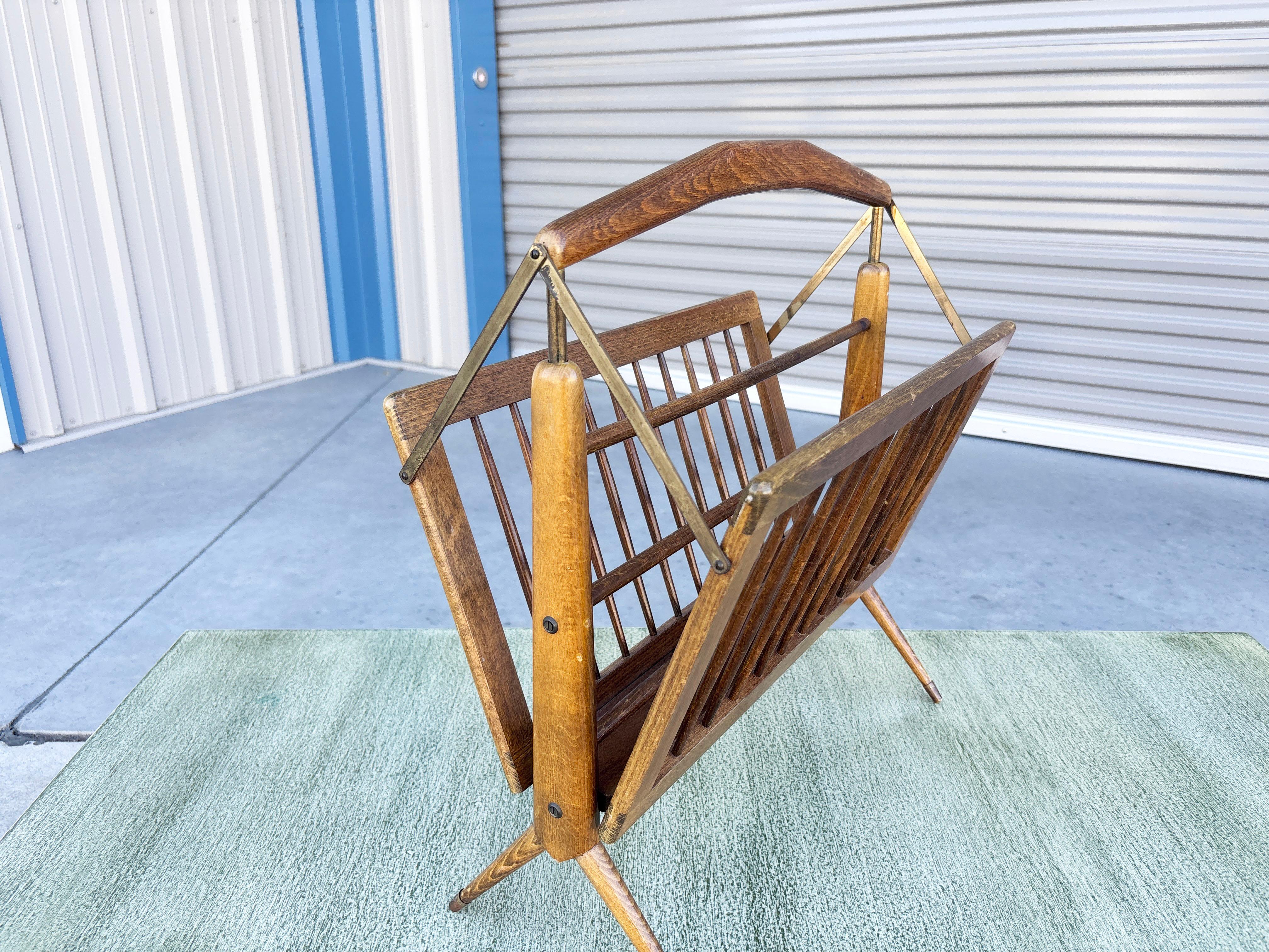 Milieu du XXe siècle Porte-revues pliant en noyer et laiton du milieu du siècle par Cesare Lacca en vente