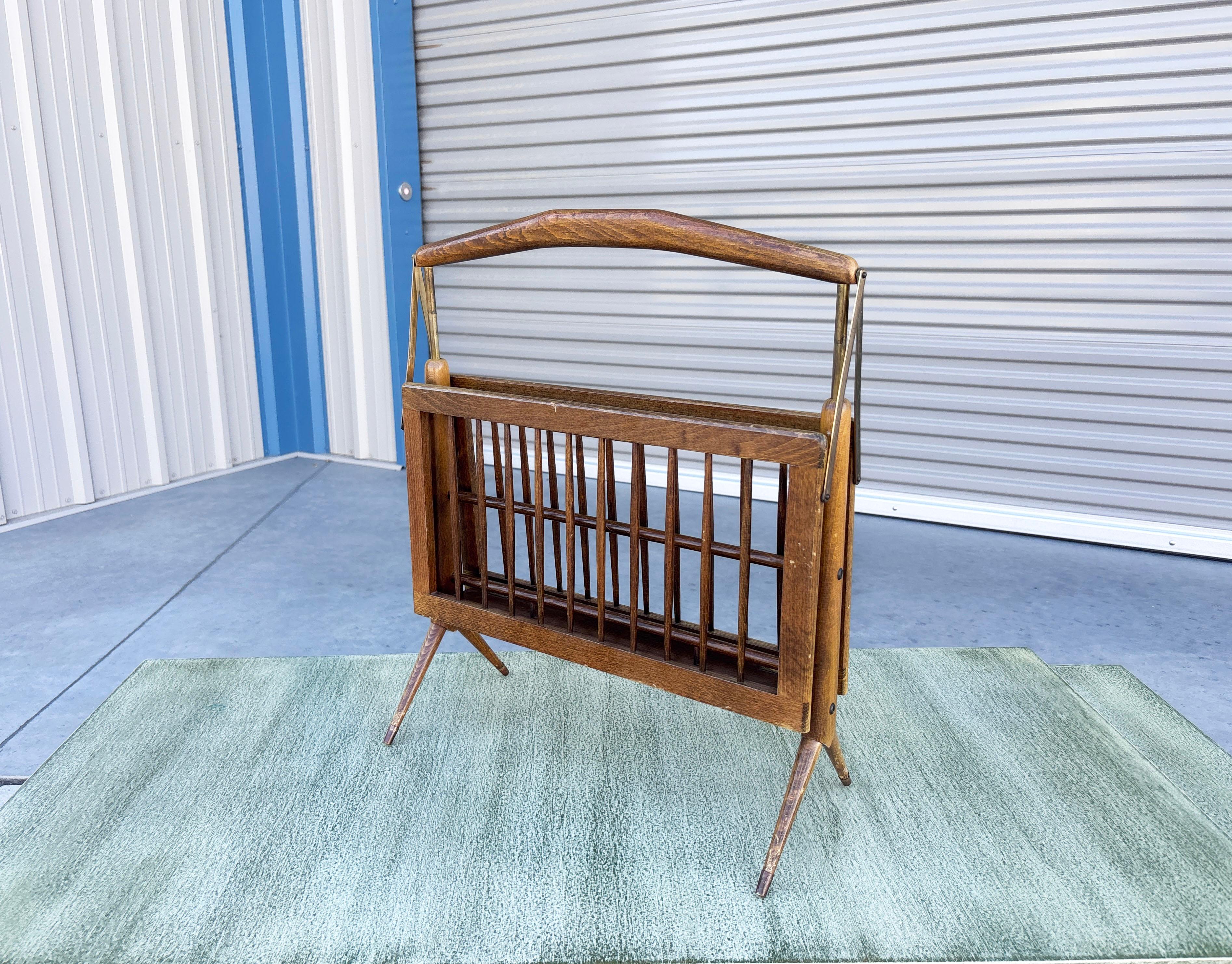 Porte-revues pliant en noyer et laiton du milieu du siècle par Cesare Lacca en vente 1