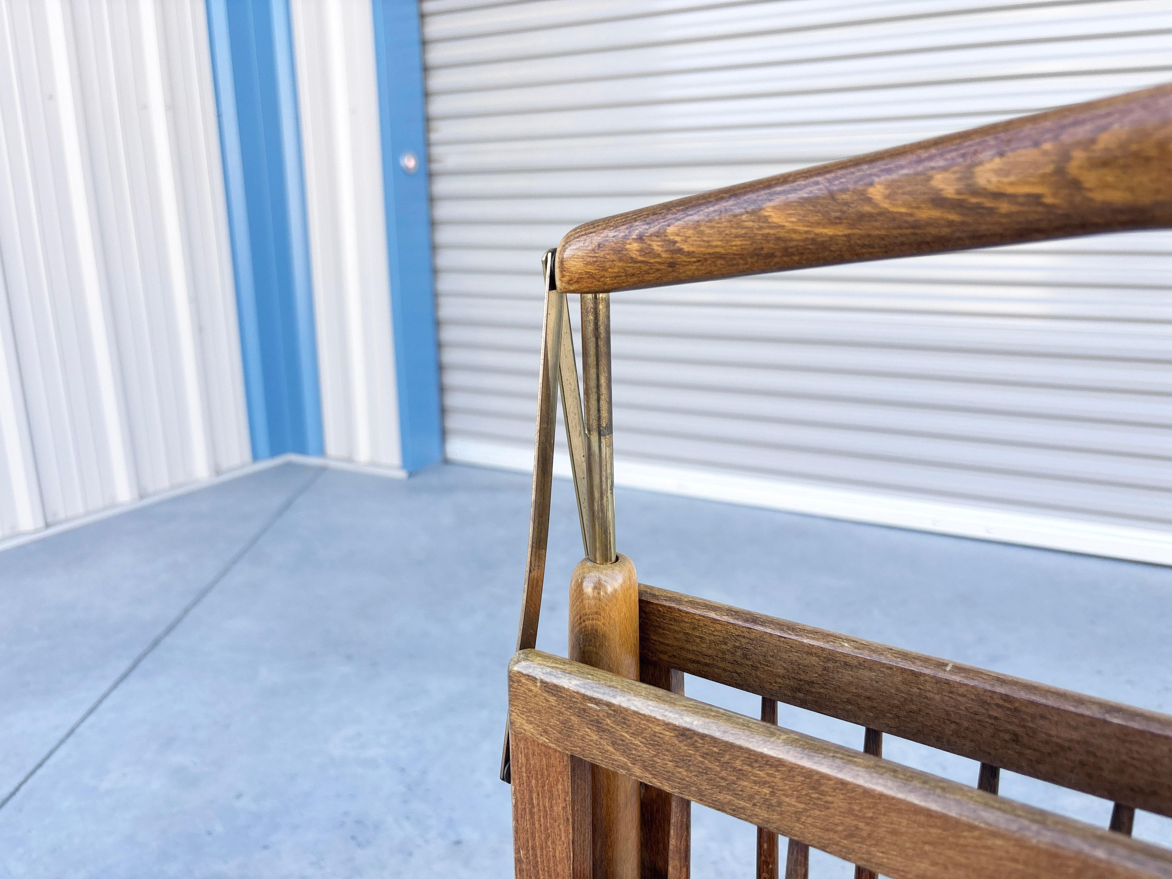 Porte-revues pliant en noyer et laiton du milieu du siècle par Cesare Lacca en vente 2