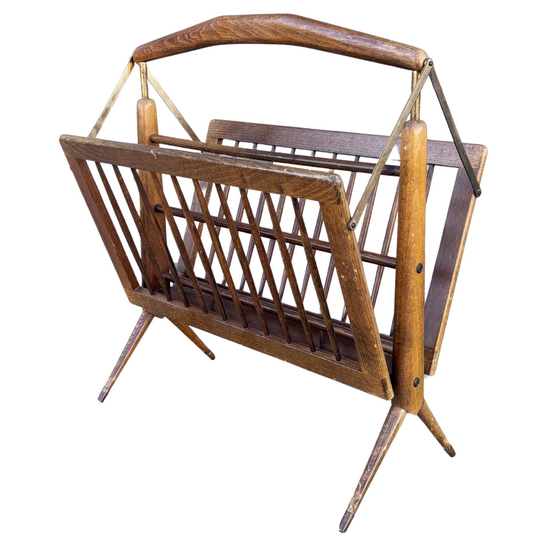 Porte-revues pliant en noyer et laiton du milieu du siècle par Cesare Lacca