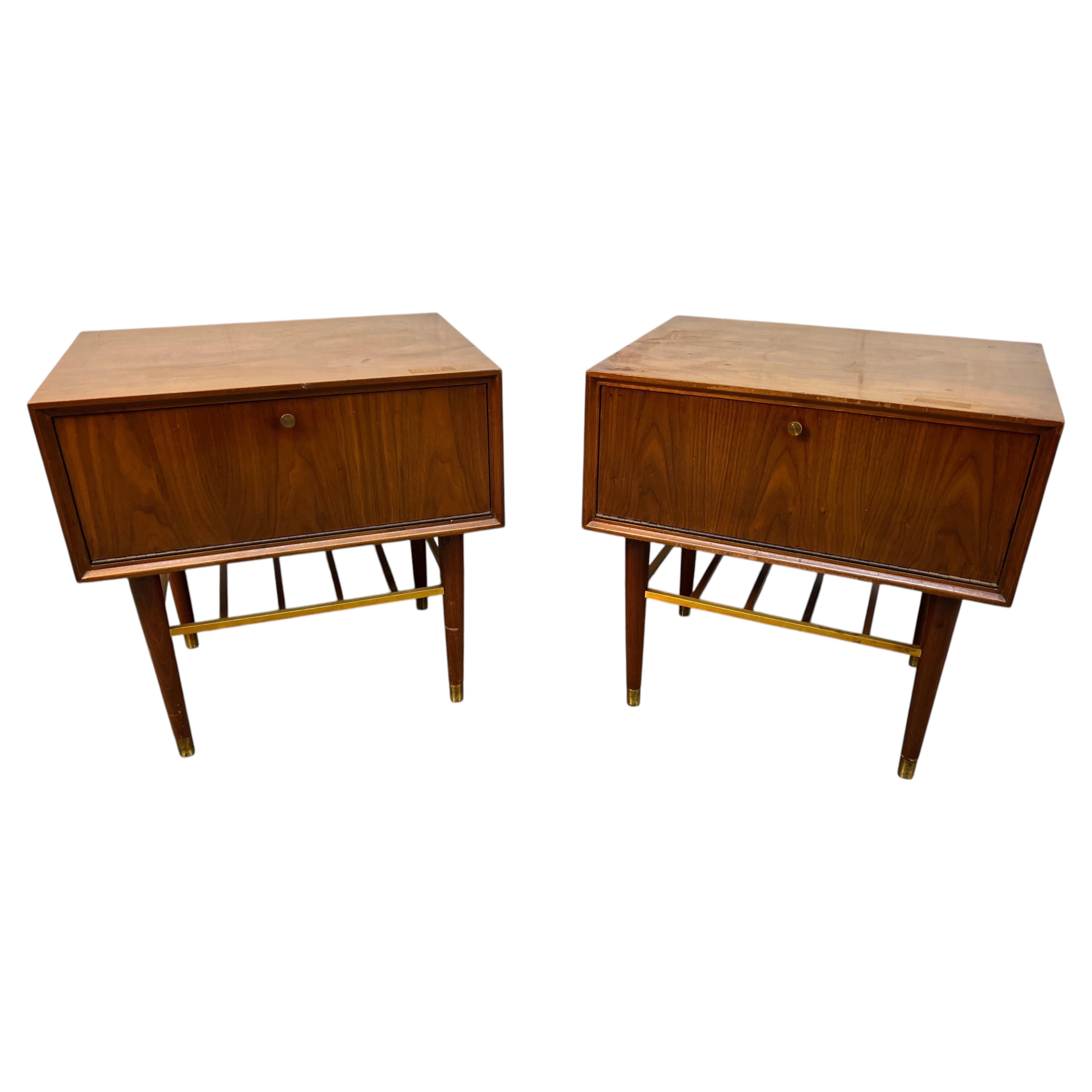 Tables de chevet en noyer et laiton de style « mid-century » de la marque Furnette Furniture Company