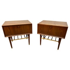 Comodini in noce e ottone in stile Mid-Century della Furnette Furniture Company