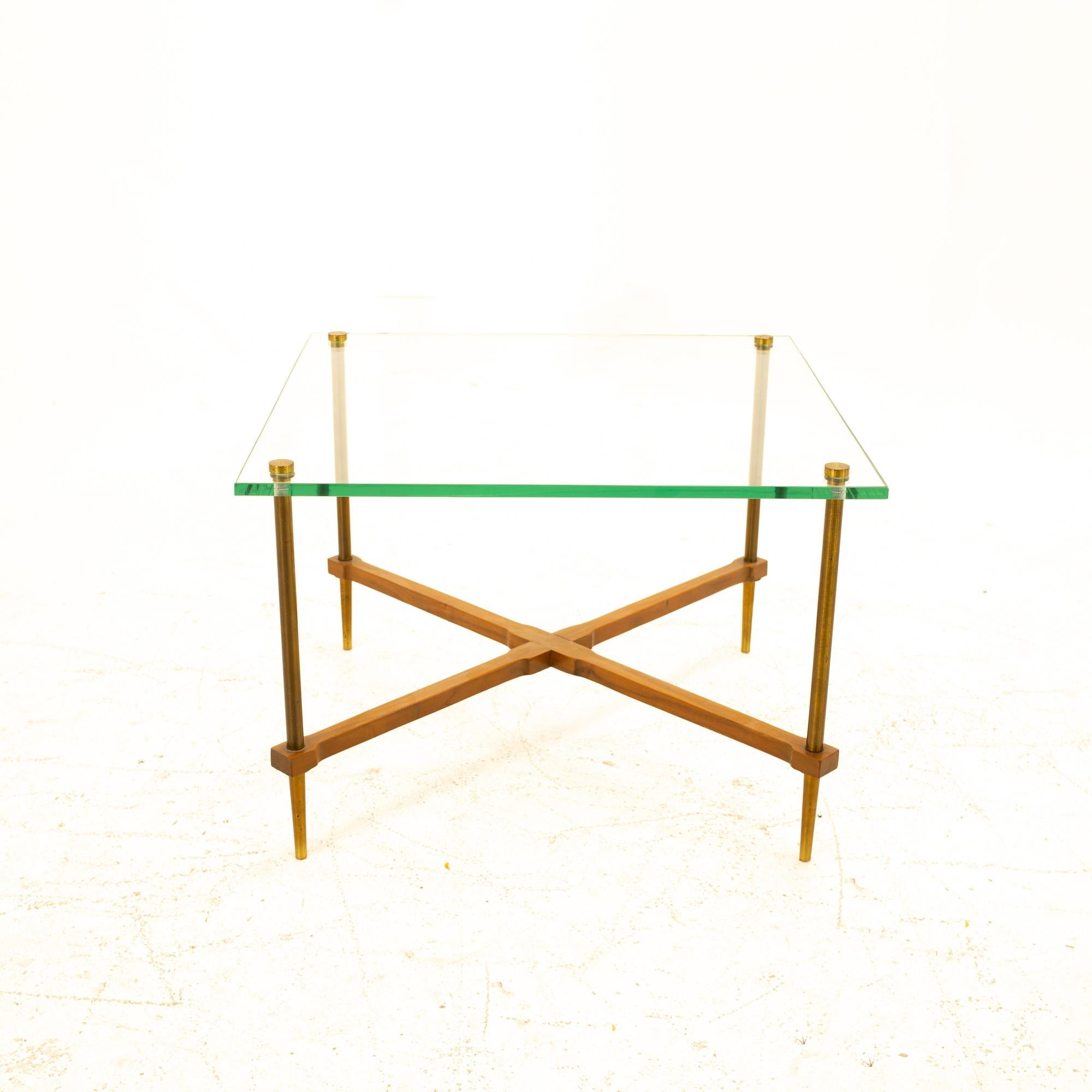Mid-Century Modern Table à base en forme de X en noyer et laiton du milieu du siècle dernier avec plateau en verre en vente
