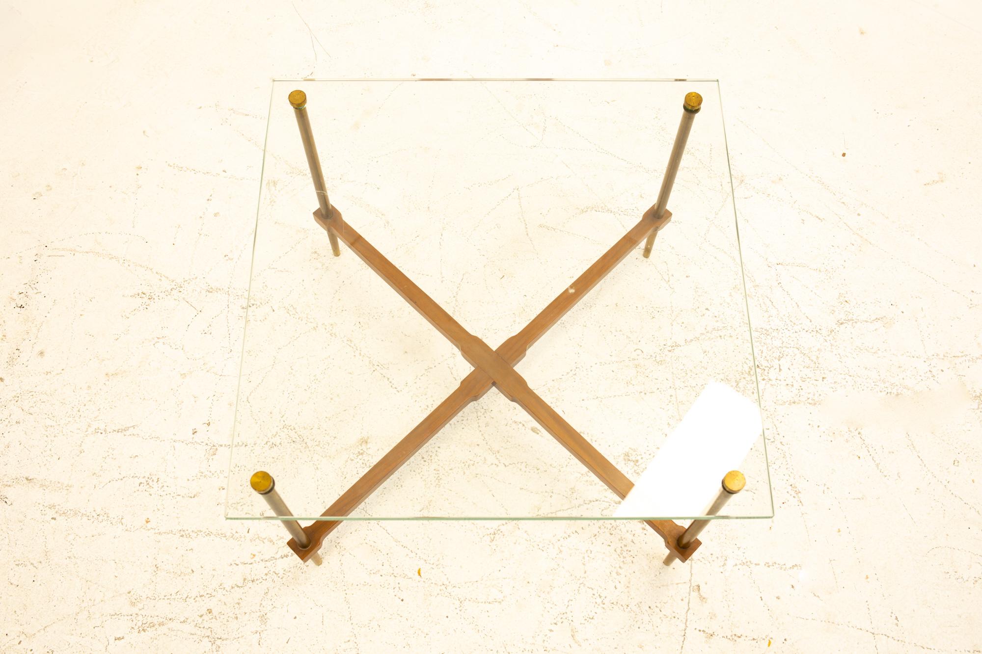 Laiton Table à base en forme de X en noyer et laiton du milieu du siècle dernier avec plateau en verre en vente