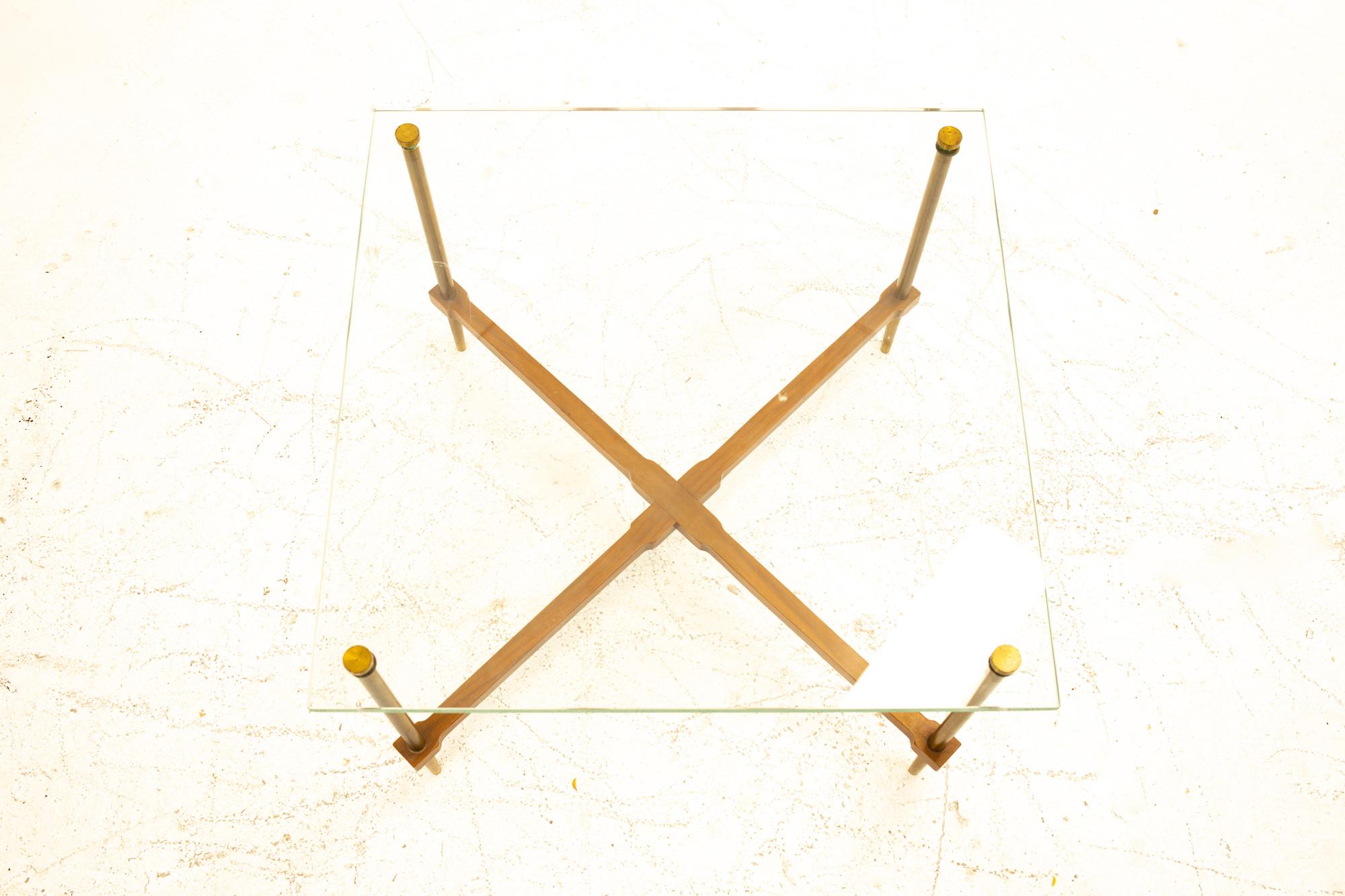 Table à base en forme de X en noyer et laiton du milieu du siècle dernier avec plateau en verre en vente 1