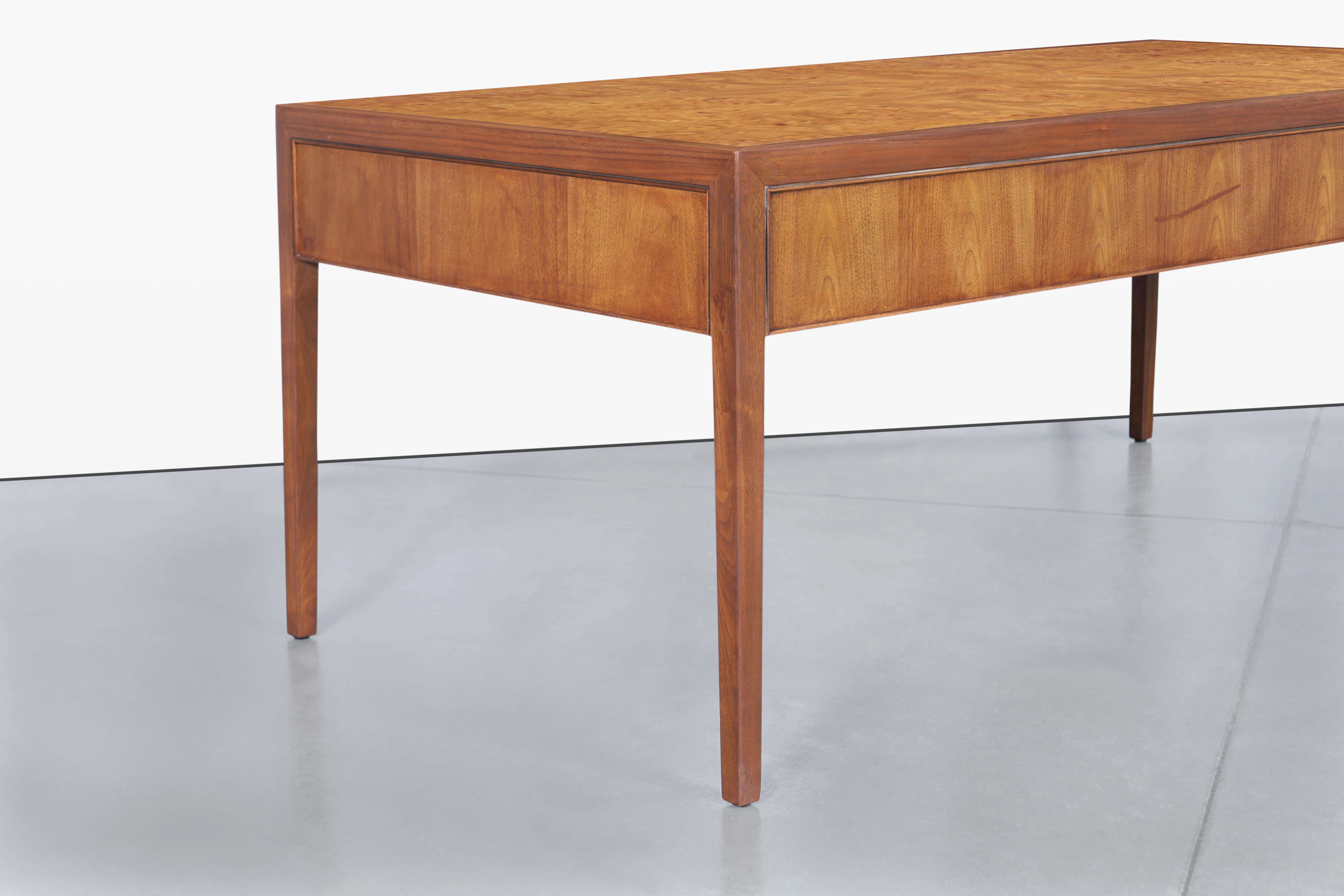 Scrivania direzionale in legno di noce e radica di Stow & Davis, risalente alla metà del secolo scorso in vendita 3