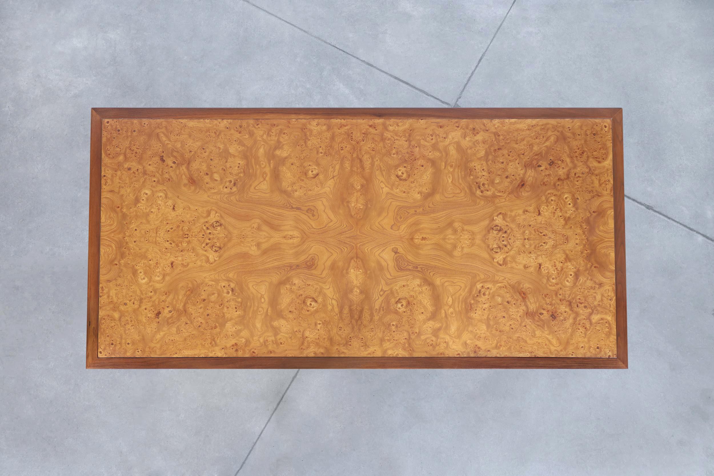 Scrivania direzionale in legno di noce e radica di Stow & Davis, risalente alla metà del secolo scorso in vendita 4