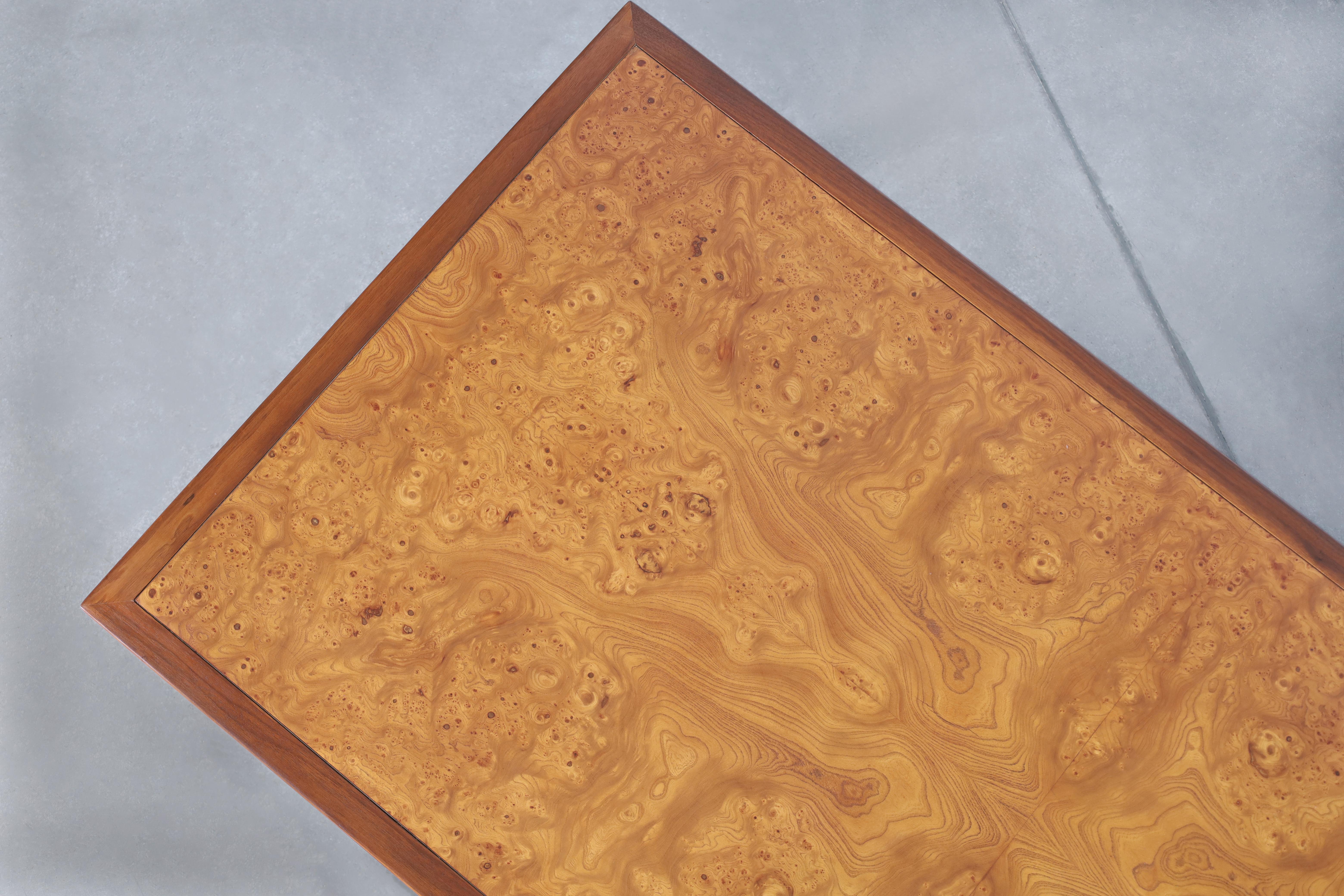 Scrivania direzionale in legno di noce e radica di Stow & Davis, risalente alla metà del secolo scorso in vendita 5