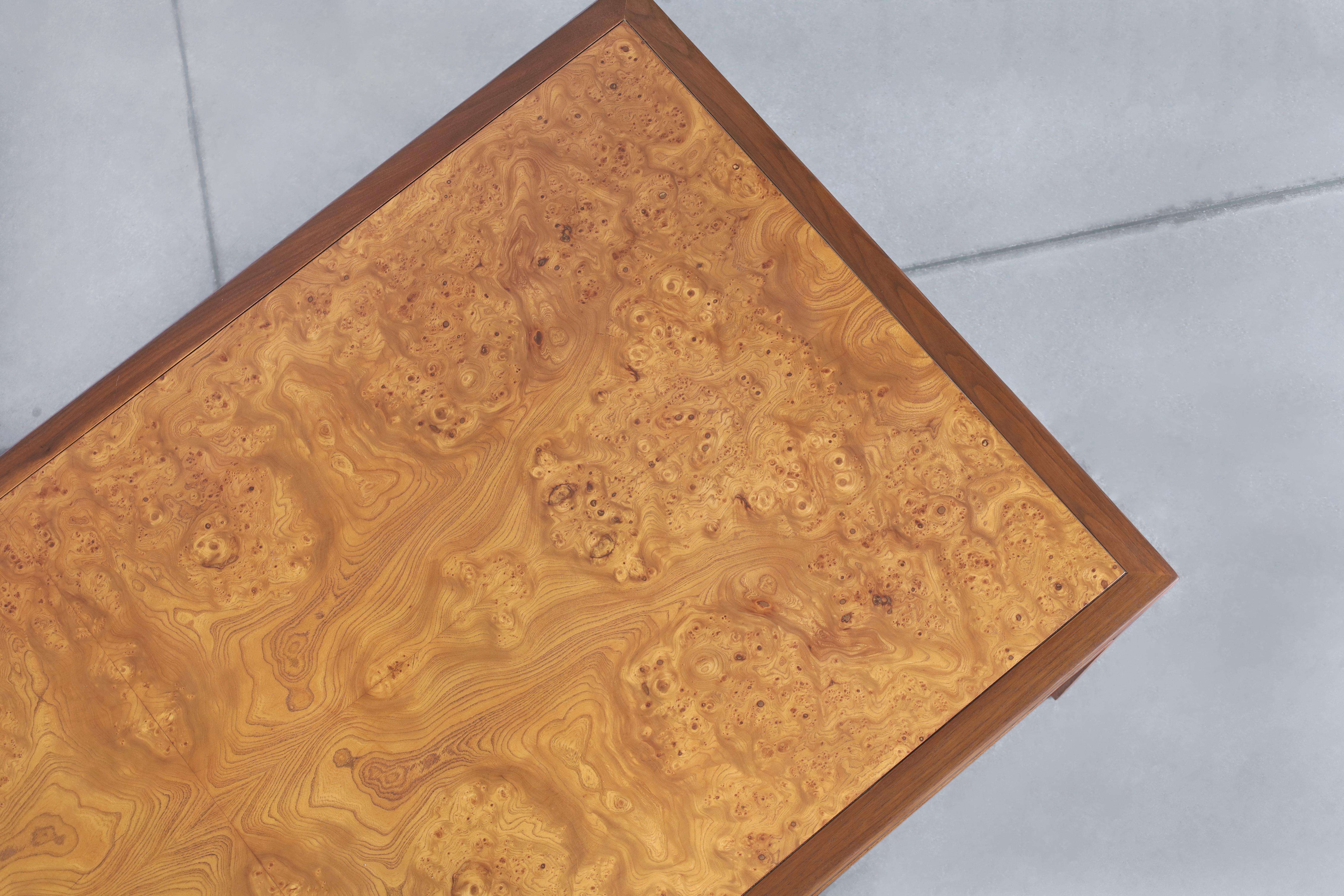 Scrivania direzionale in legno di noce e radica di Stow & Davis, risalente alla metà del secolo scorso in vendita 6