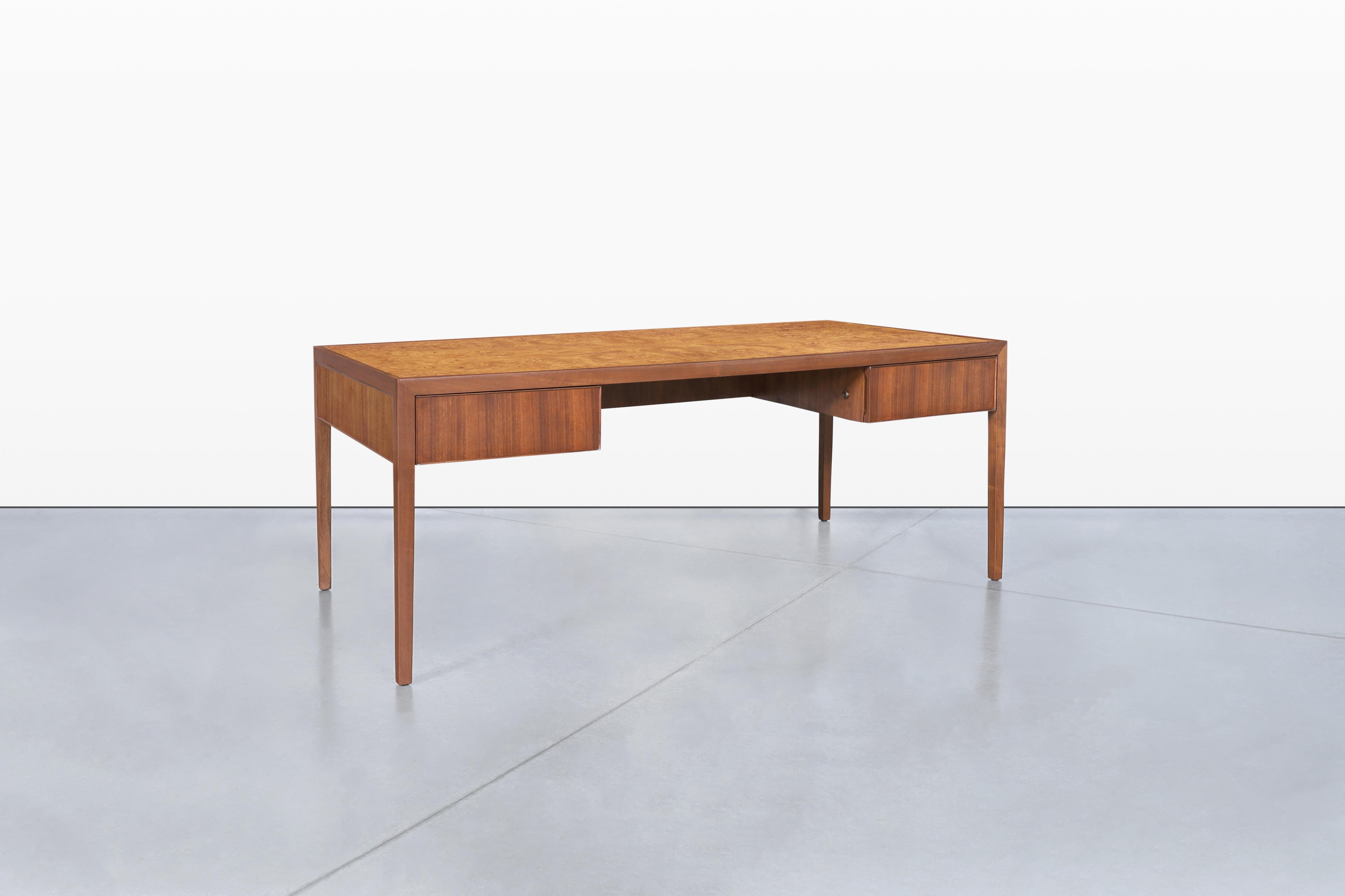 Scrivania direzionale in legno di noce e radica di Stow & Davis, risalente alla metà del secolo scorso In condizioni buone in vendita a North Hollywood, CA