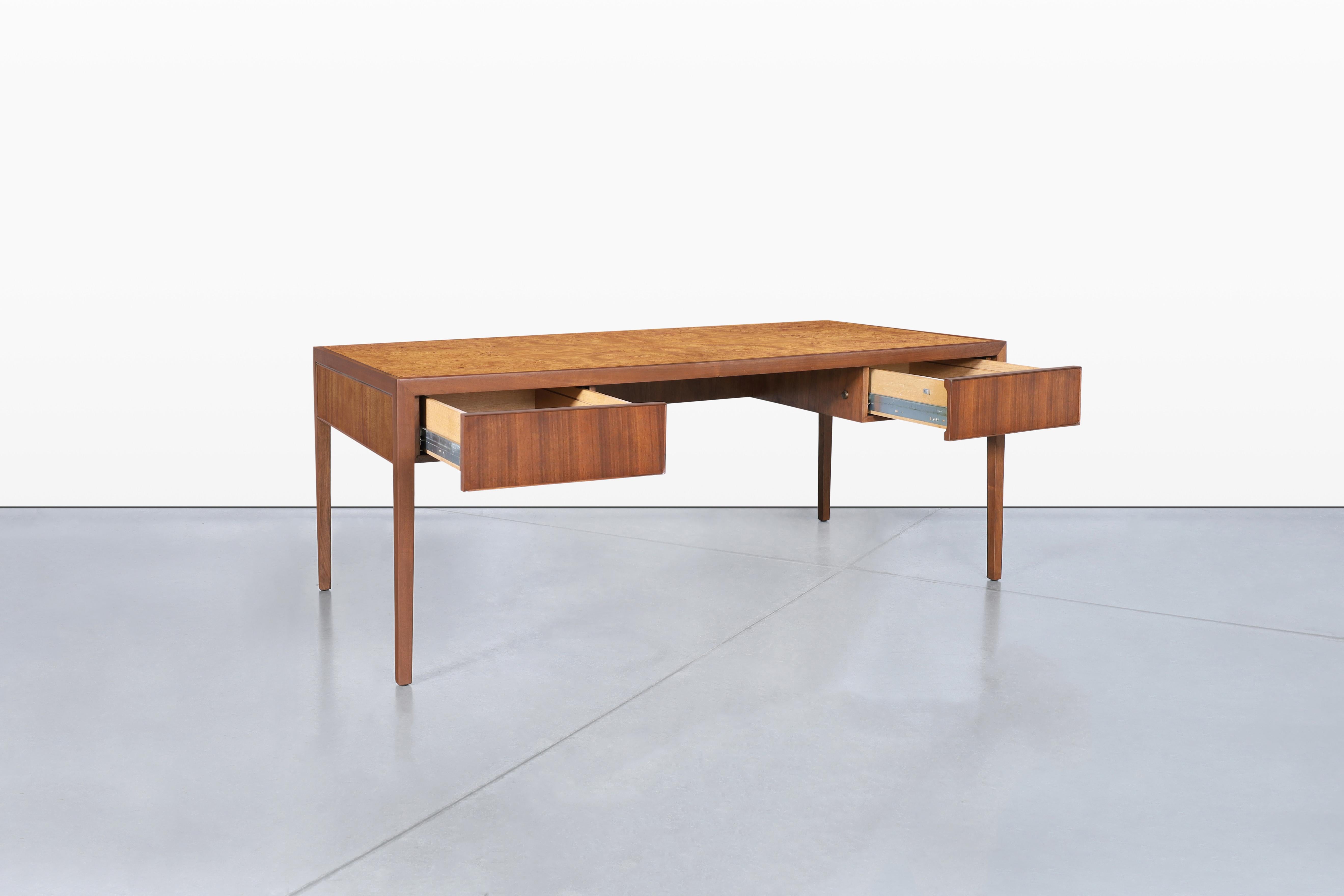 Ottone Scrivania direzionale in legno di noce e radica di Stow & Davis, risalente alla metà del secolo scorso in vendita