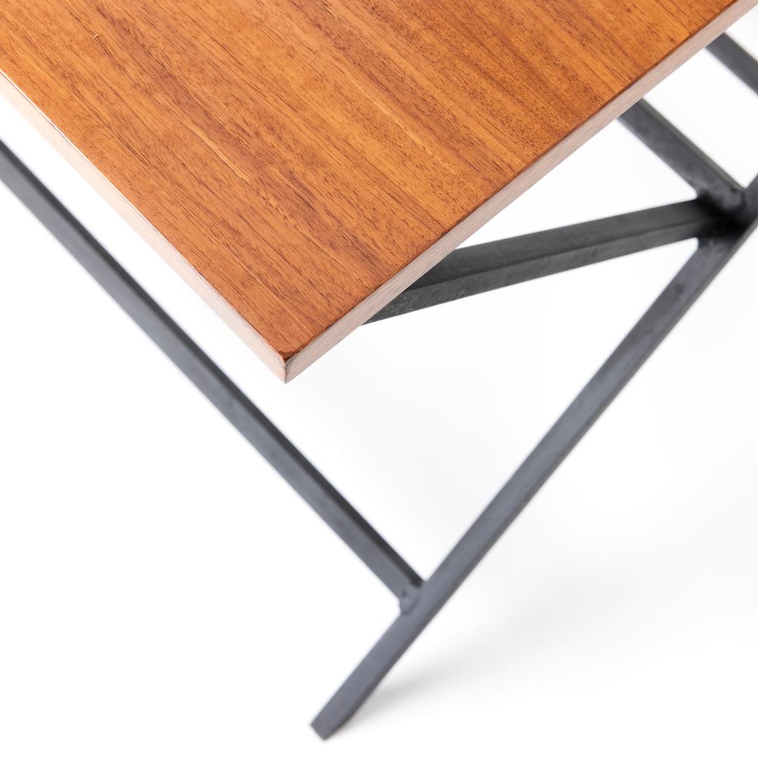 Américain Table en noyer et fer du milieu du siècle en vente