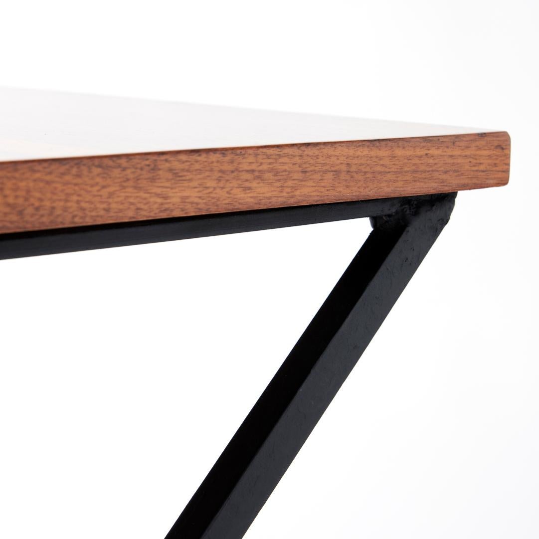 20ième siècle Table en noyer et fer du milieu du siècle en vente