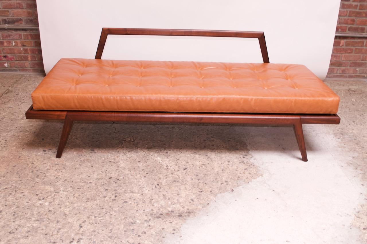 Nussbaum- und Leder-Tagesbett / -Sofa von Mel Smilow aus der Jahrhundertmitte 4