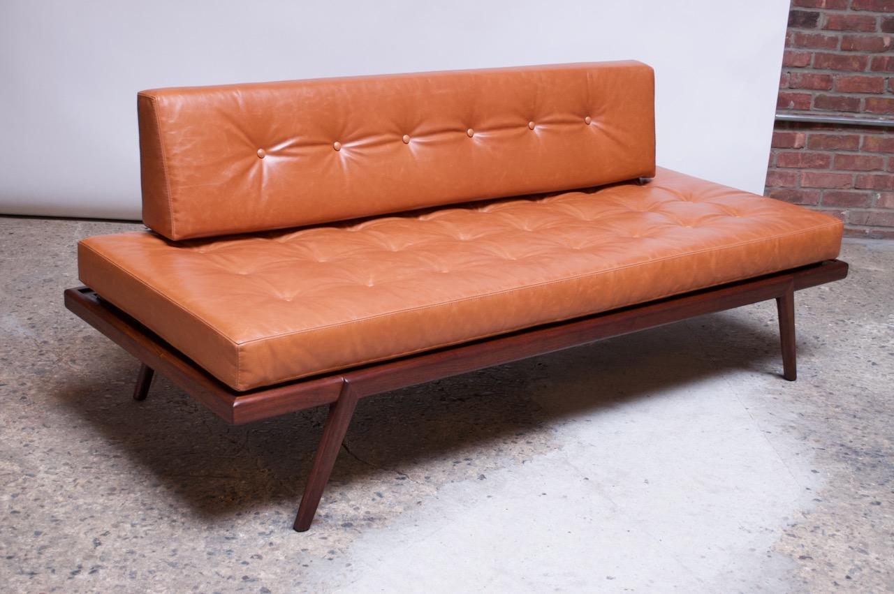 Nussbaum- und Leder-Tagesbett / -Sofa von Mel Smilow aus der Jahrhundertmitte (amerikanisch)