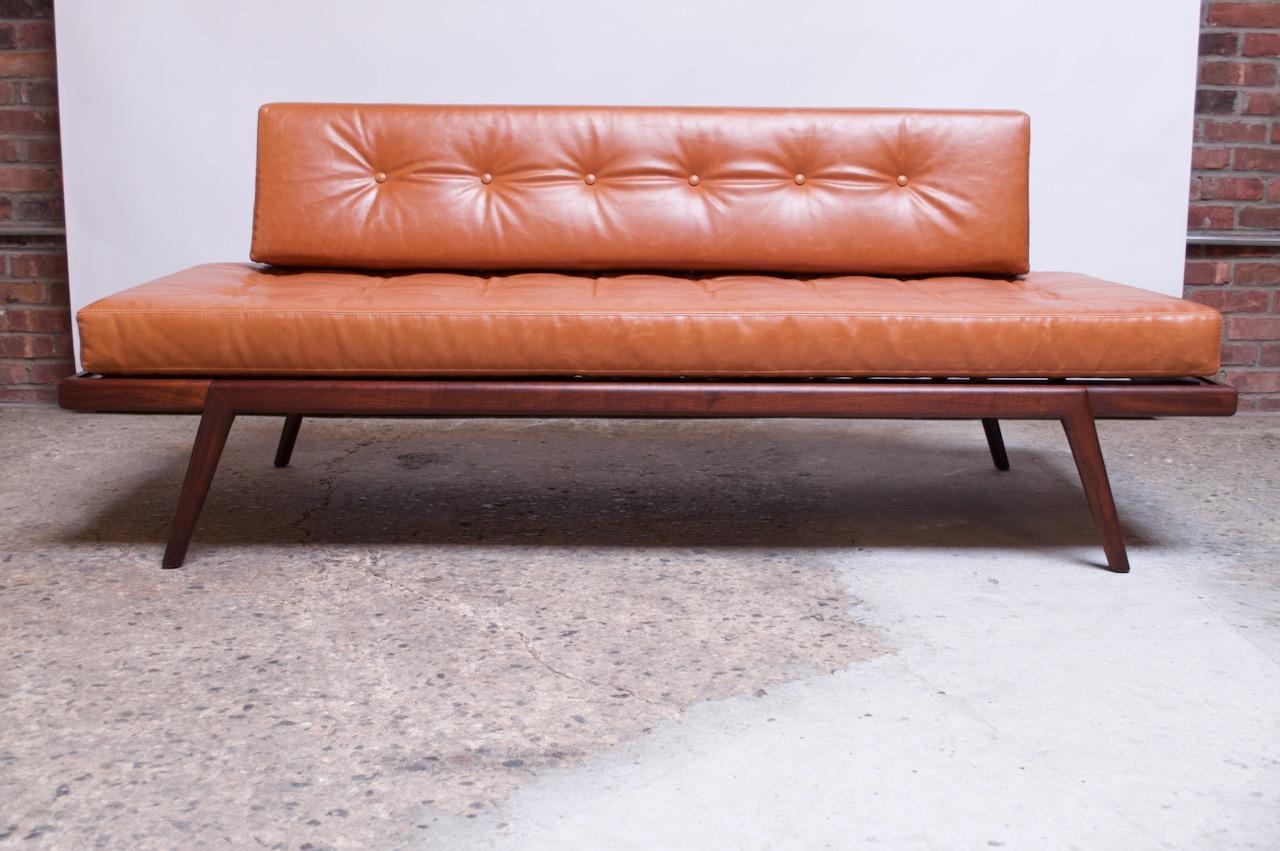 Nussbaum- und Leder-Tagesbett / -Sofa von Mel Smilow aus der Jahrhundertmitte im Zustand „Gut“ in Brooklyn, NY