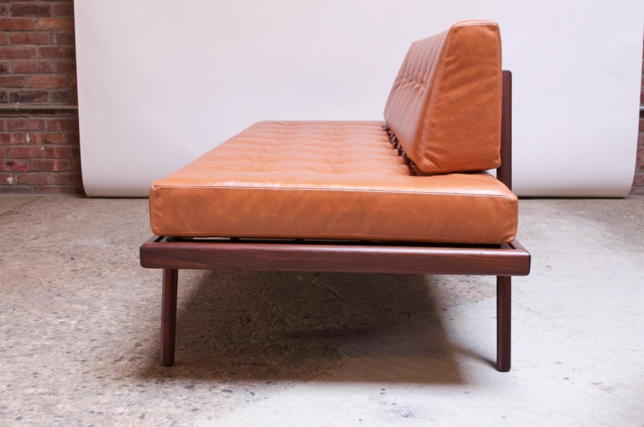 Nussbaum- und Leder-Tagesbett / -Sofa von Mel Smilow aus der Jahrhundertmitte 2