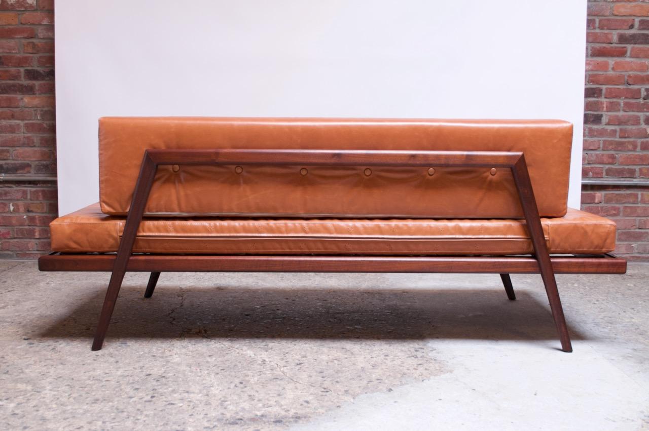 Nussbaum- und Leder-Tagesbett / -Sofa von Mel Smilow aus der Jahrhundertmitte 3
